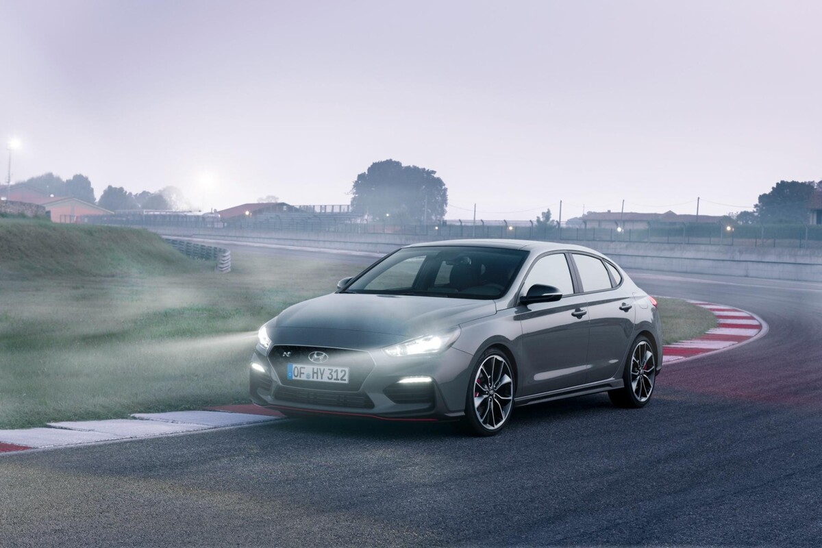 El Hyundai i30 Fastback mostrando su perfil lateral en condiciones nocturnas. El Hyundai i30 Fastback mostrando su perfil lateral en condiciones nocturnas.