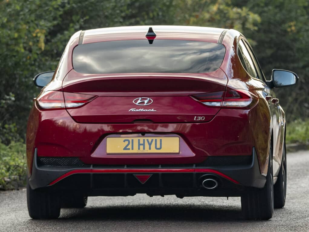 Vista trasera que muestra líneas y faros distintivos.