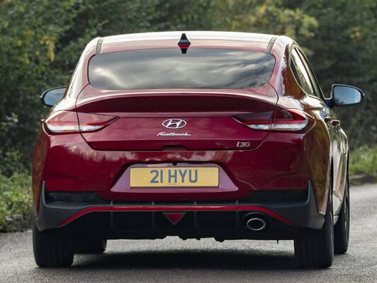 Vista trasera que muestra líneas y faros distintivos. Vista trasera que muestra líneas y faros distintivos.