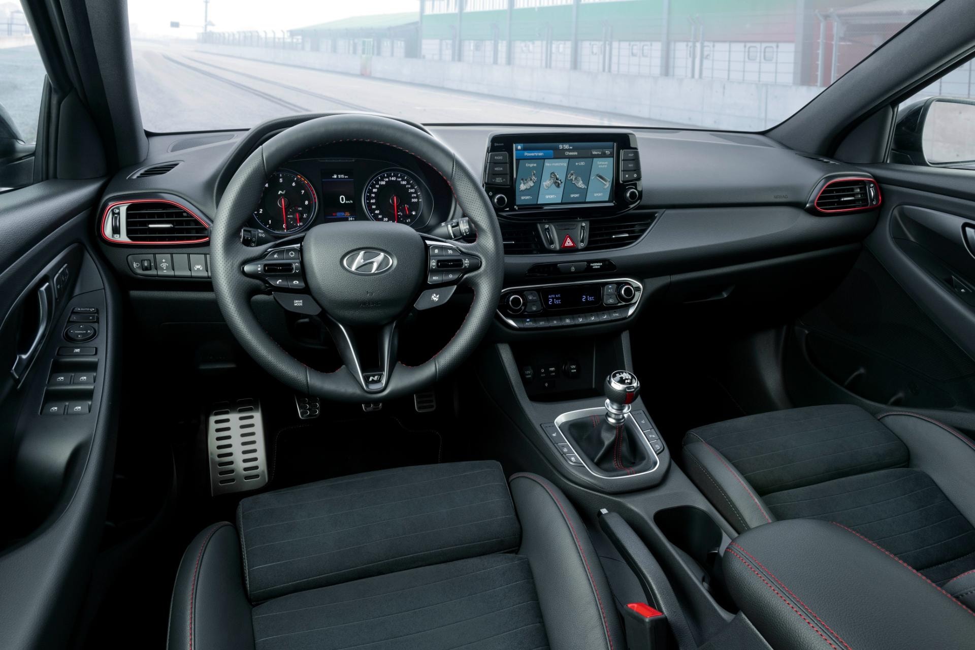 Interior del Hyundai i30 Fastback con vista del volante y asientos.