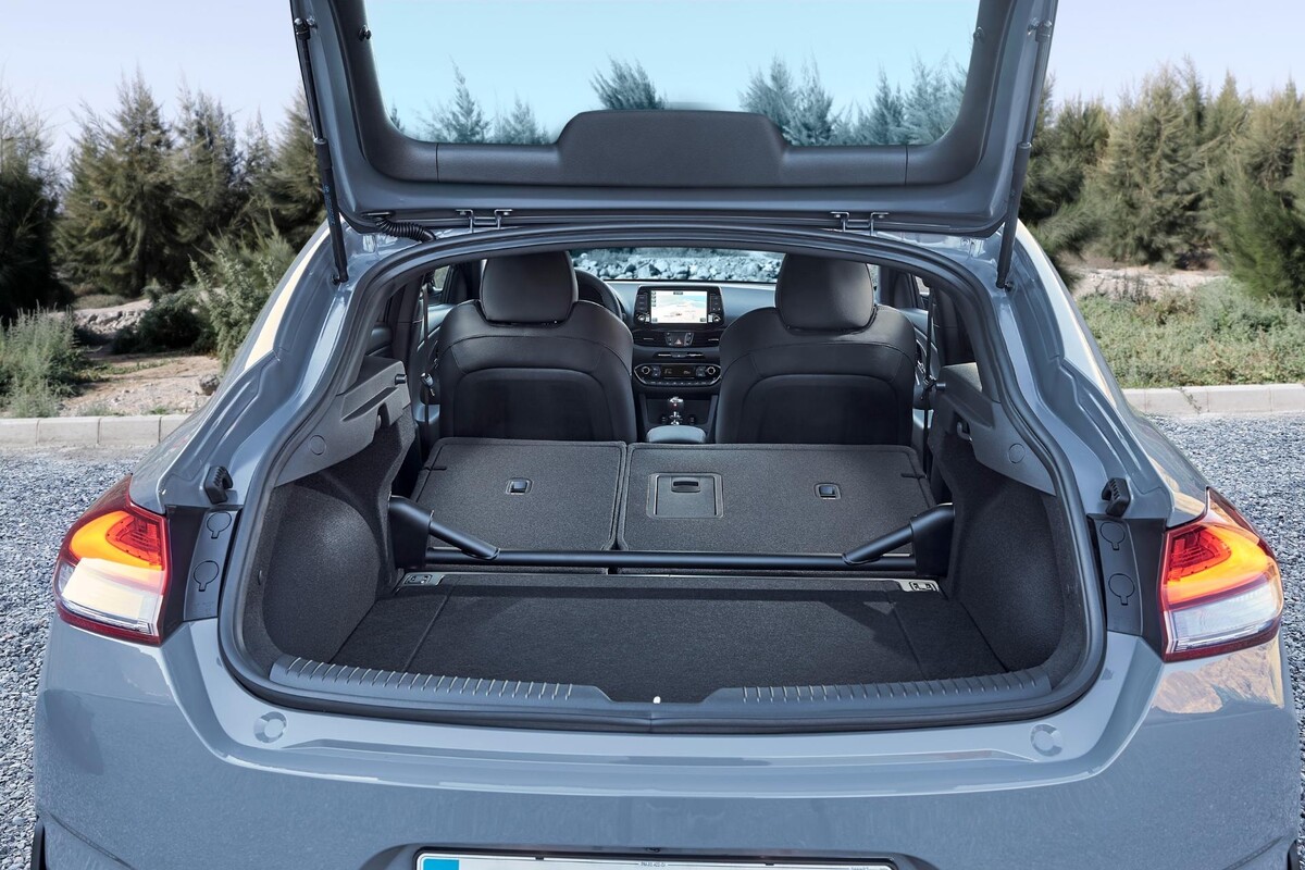 Maletero del Hyundai i30 Fastback mostrando su capacidad y modularidad. Maletero del Hyundai i30 Fastback mostrando su capacidad y modularidad.