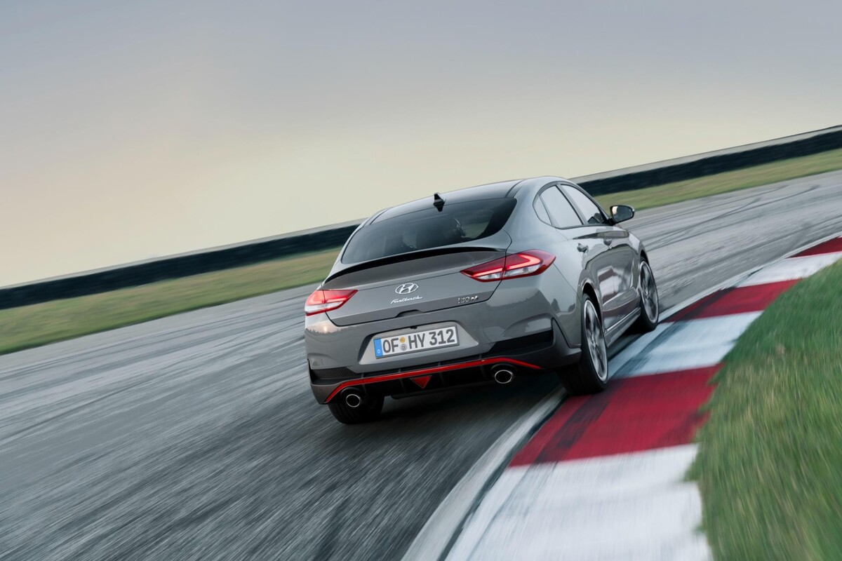 Vista trasera del Hyundai i30 Fastback en una pista de carreras. Vista trasera del Hyundai i30 Fastback en una pista de carreras.