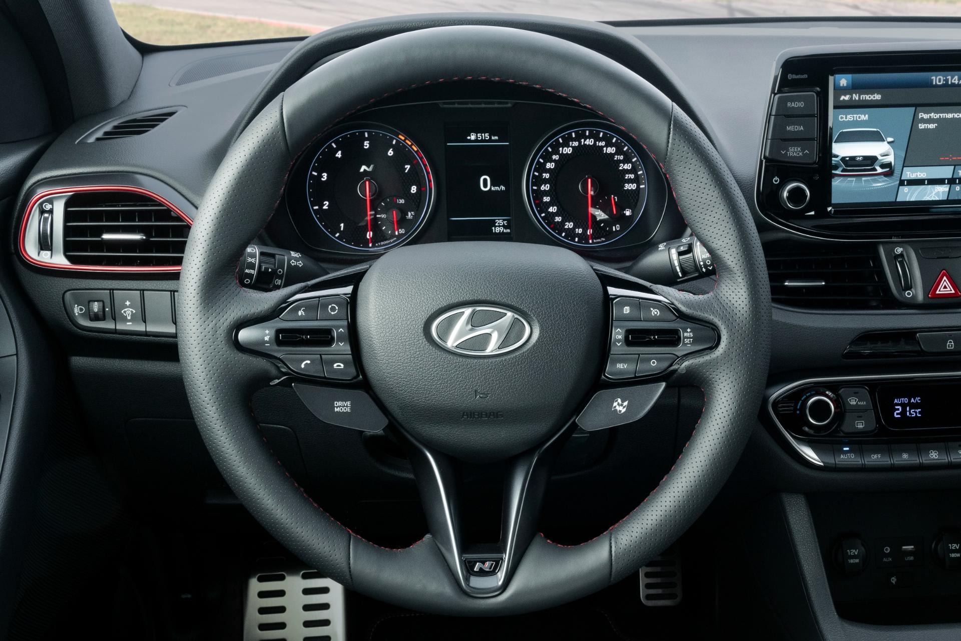 Vista del volante e instrumentación del Hyundai i30 Fastback.