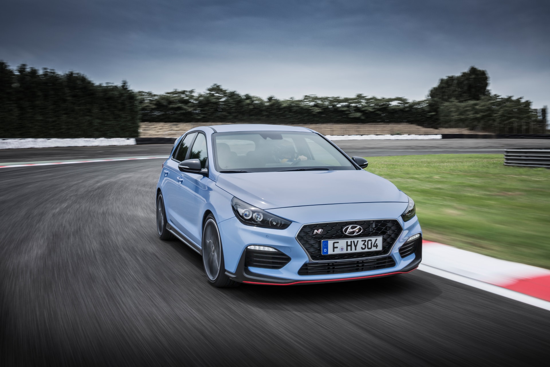 Rugido en el circuito: frontal del i30 N Fastback en plena acción.