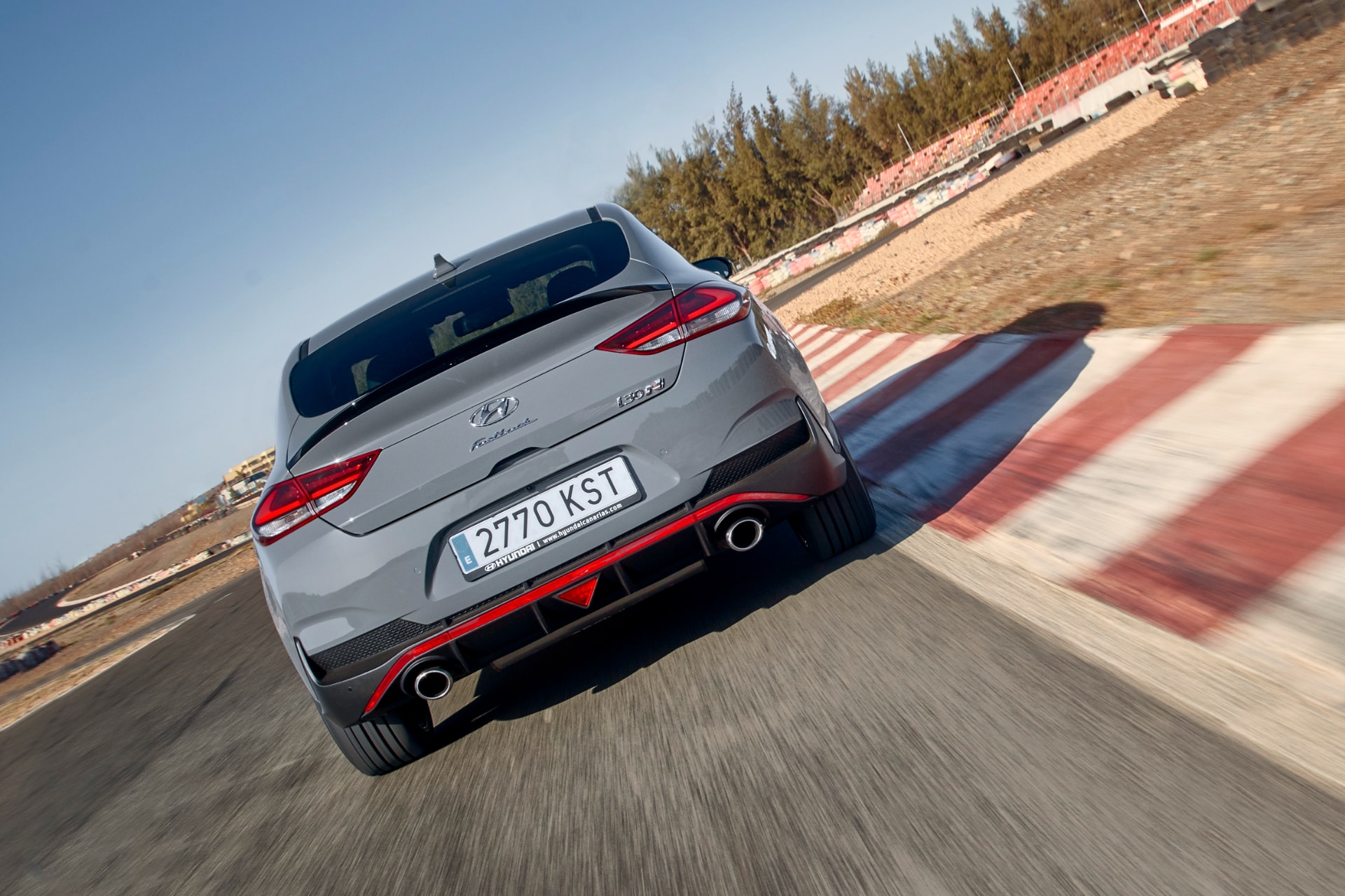 Imagen de la parte trasera del Hyundai i30 N Fastback, destacando su diseño y difusor.