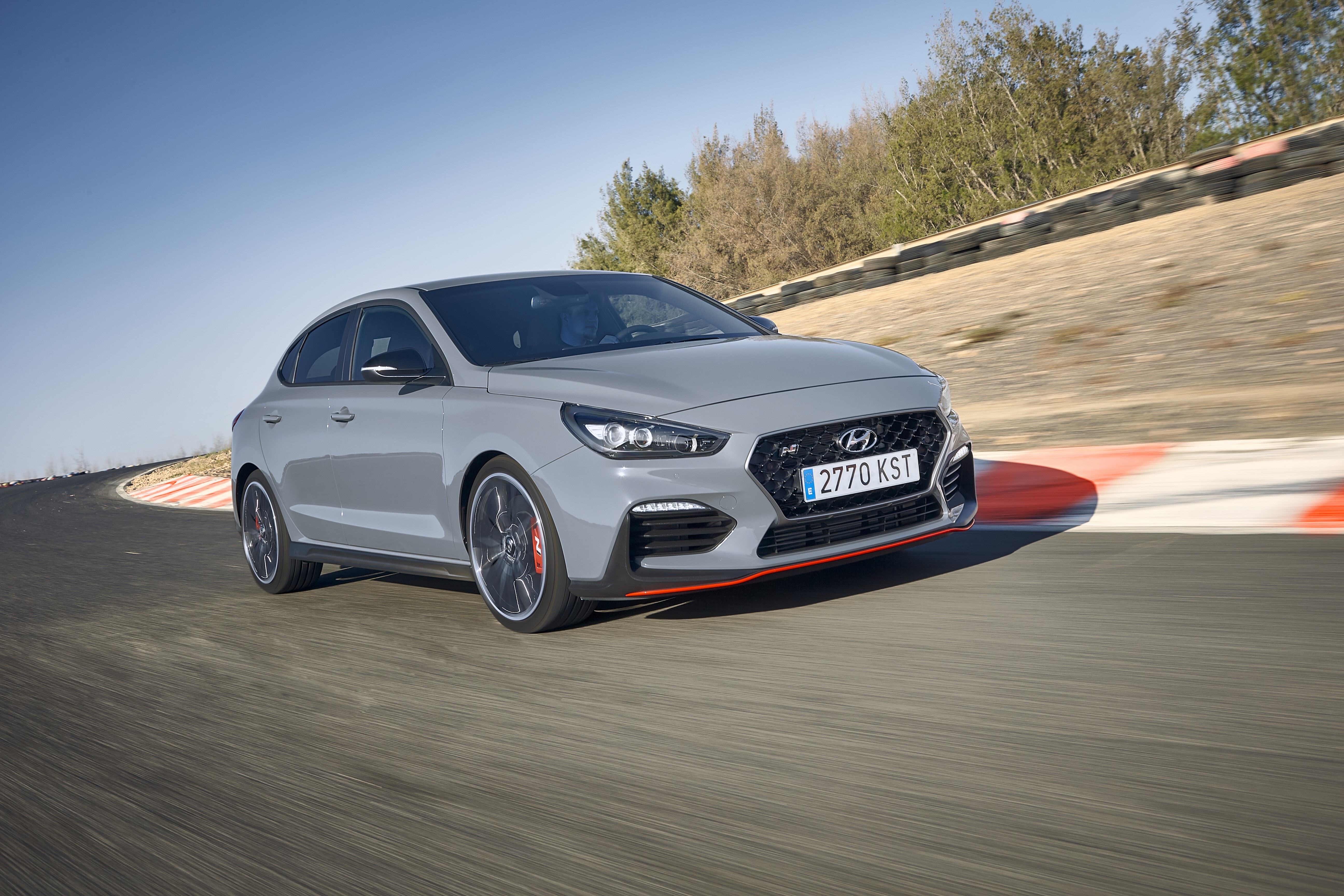 Hyundai i30 N Fastback en acción en pista, mostrando su lado más deportivo.