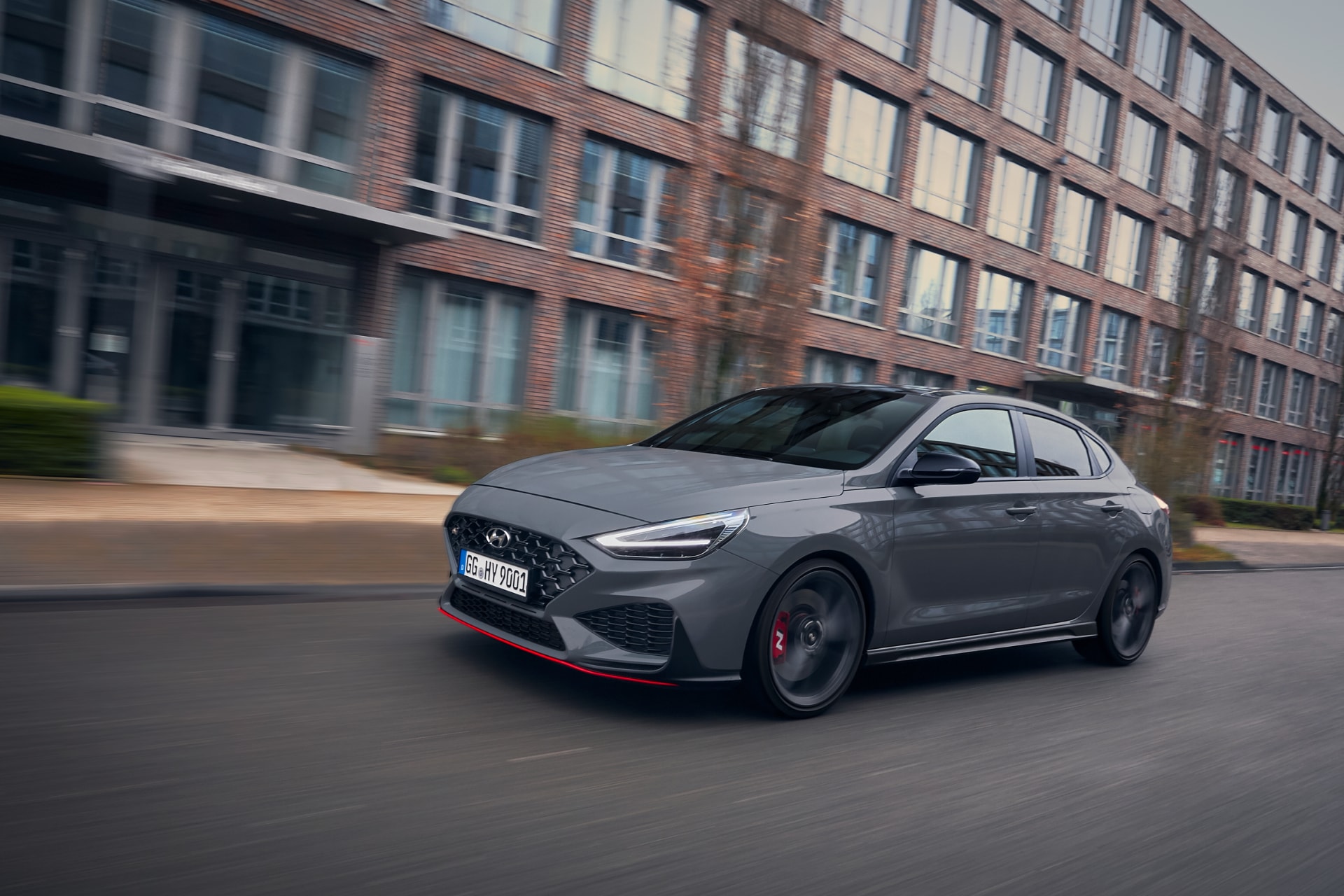 Hyundai i30 N Fastback en movimiento, mostrando su línea lateral deportiva.