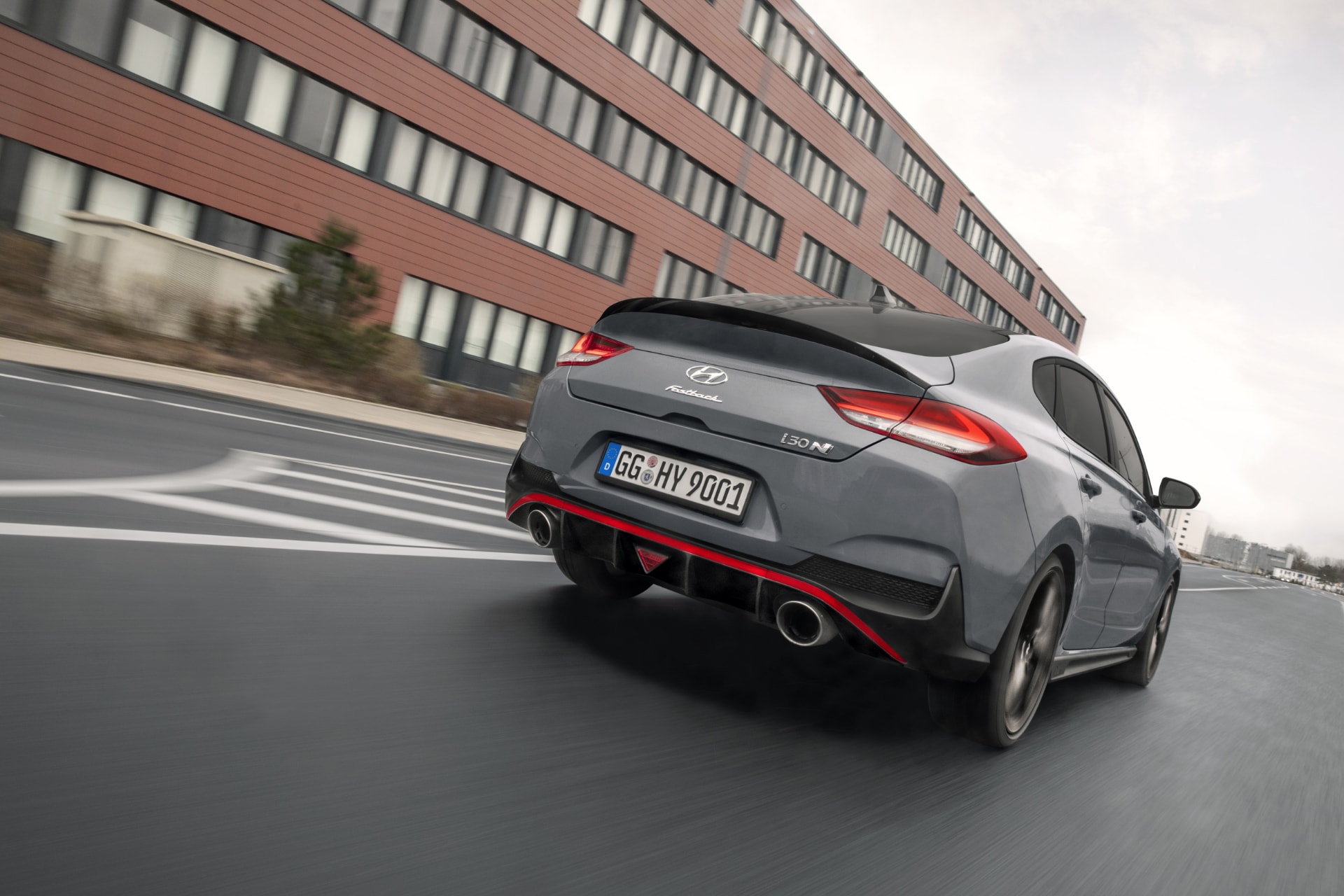 El Hyundai i30 N Fastback capturado en un dinámico ángulo trasero-lateral.