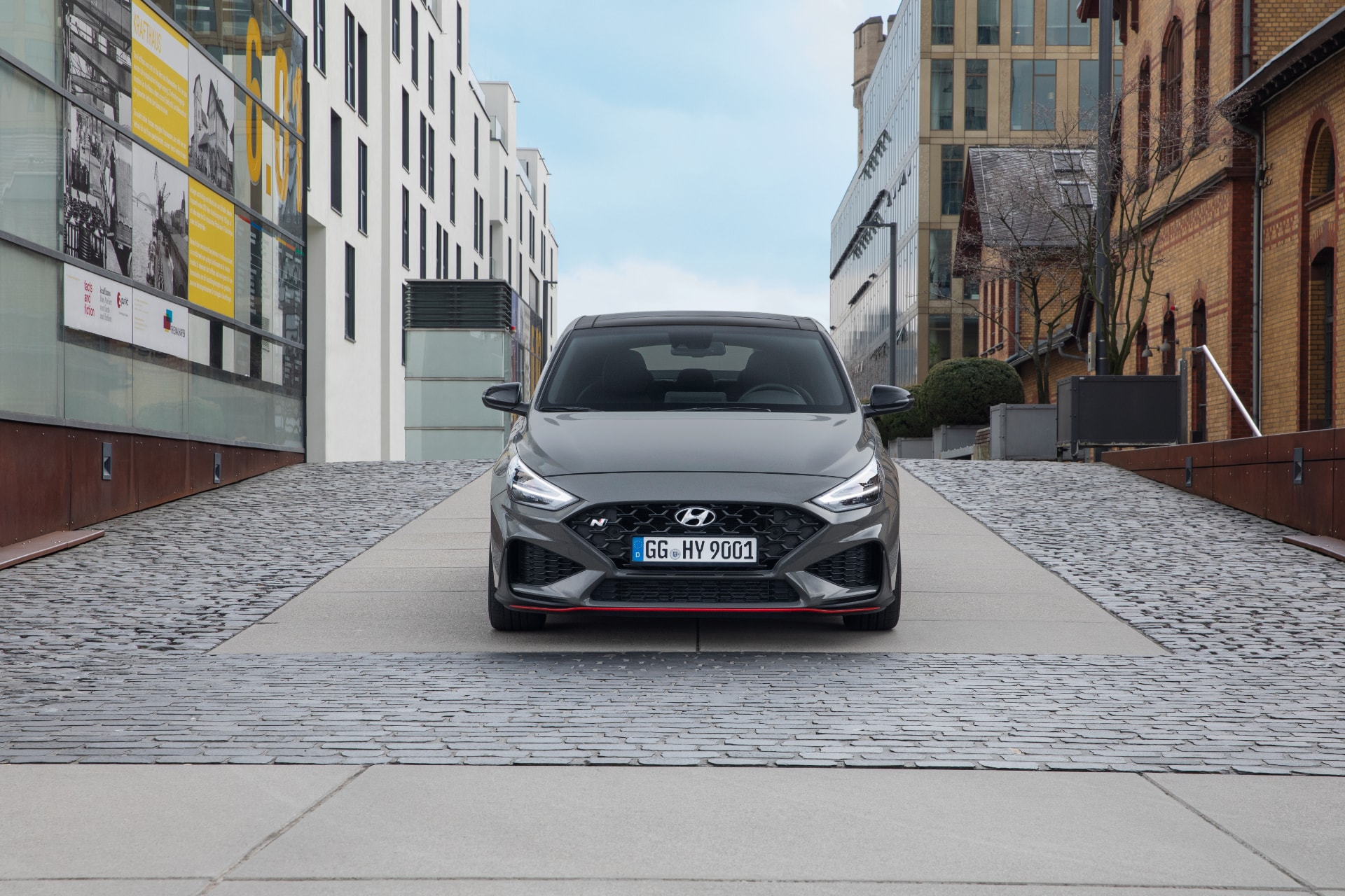 Imagen frontal del Hyundai i30 N Fastback, realzando su parrilla y faros distintivos.
