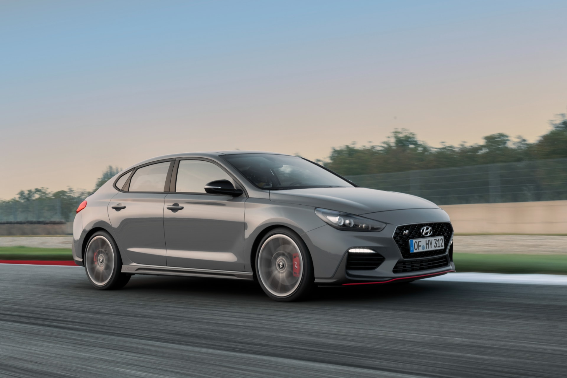 Perfil del Hyundai i30 N Fastback capturando su silueta y las líneas dinámicas.