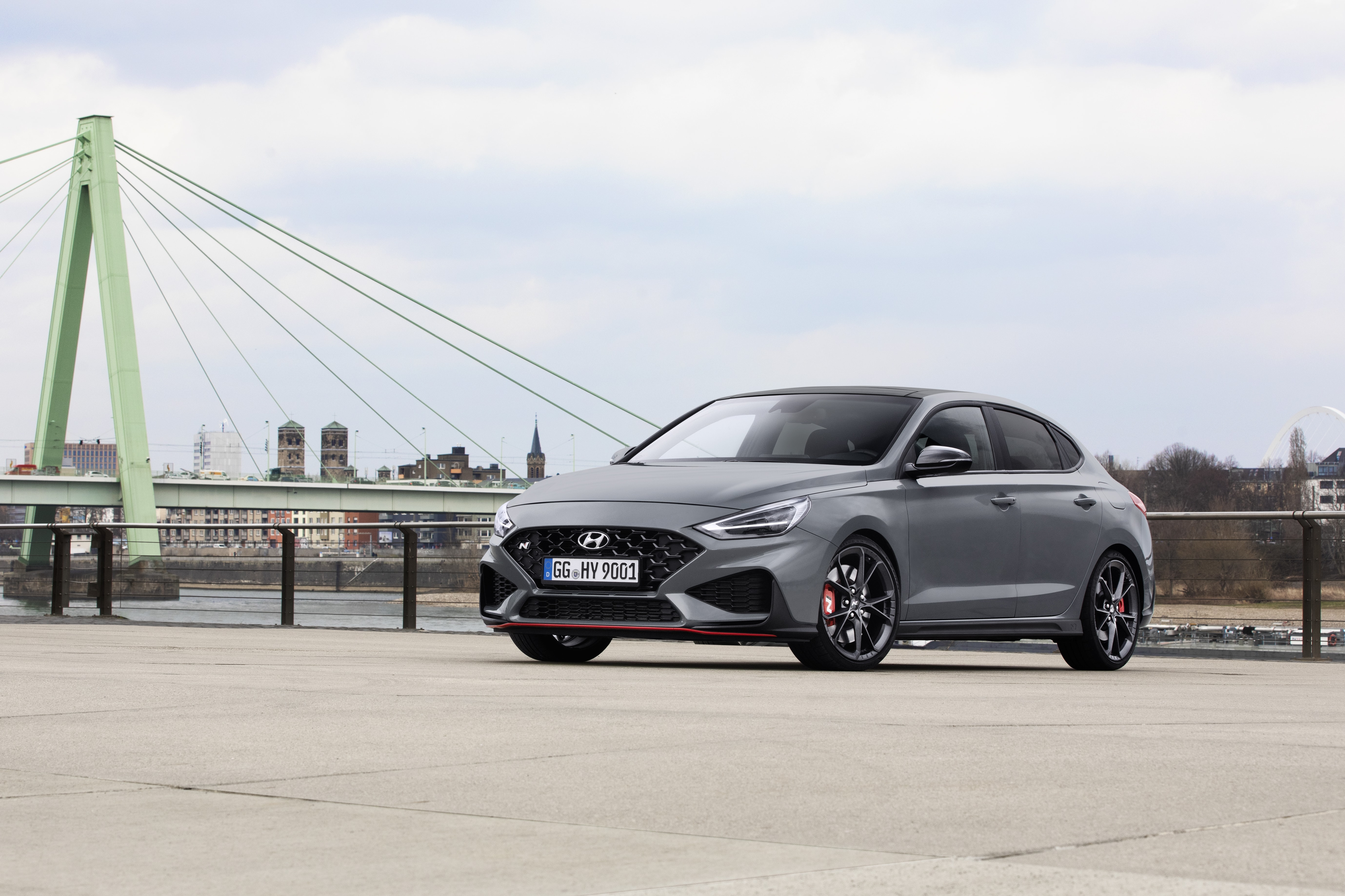 Vista lateral del Hyundai i30 N Fastback destacando su diseño deportivo