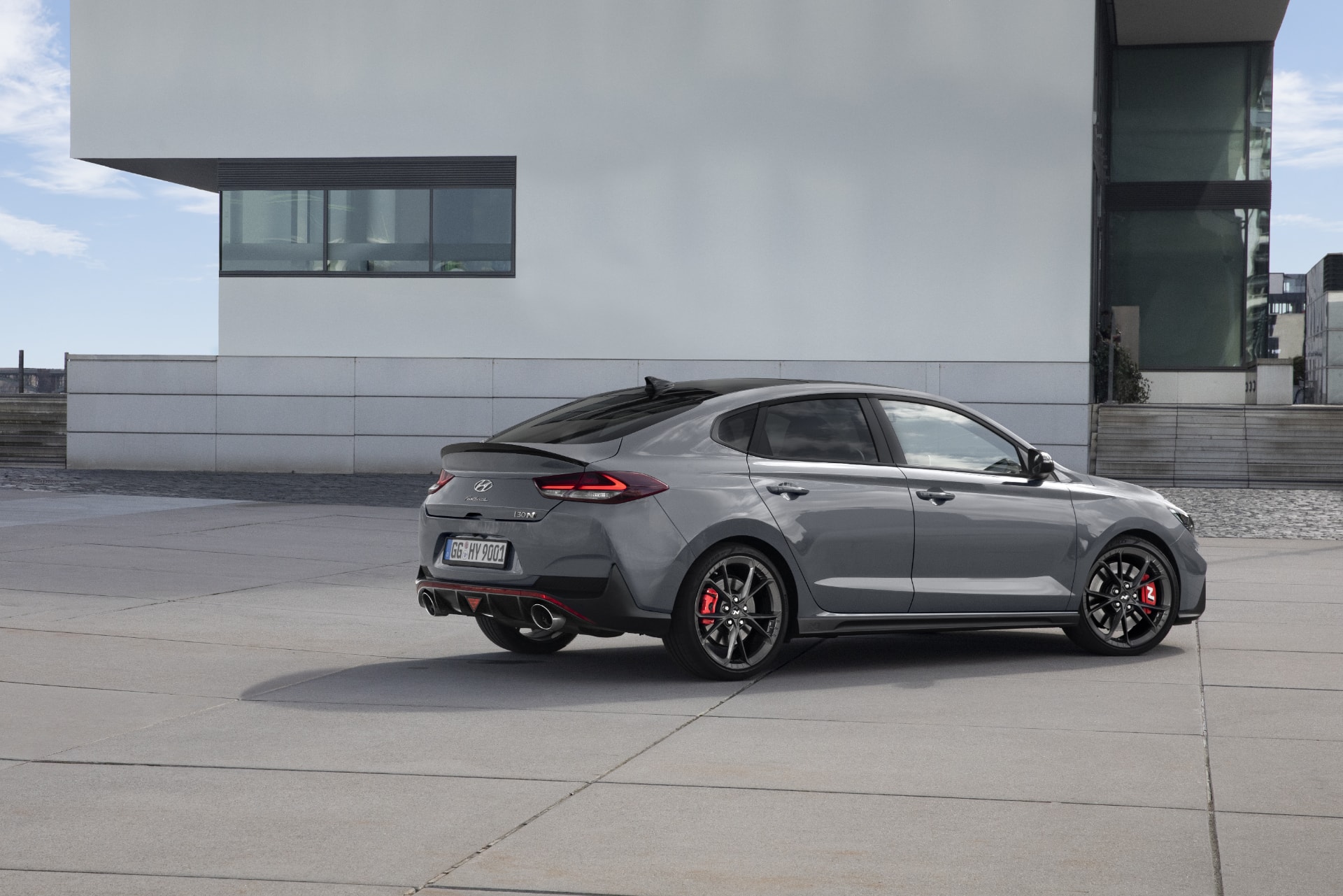 Perfil lateral mostrando la ágil silueta del i30 N Fastback.