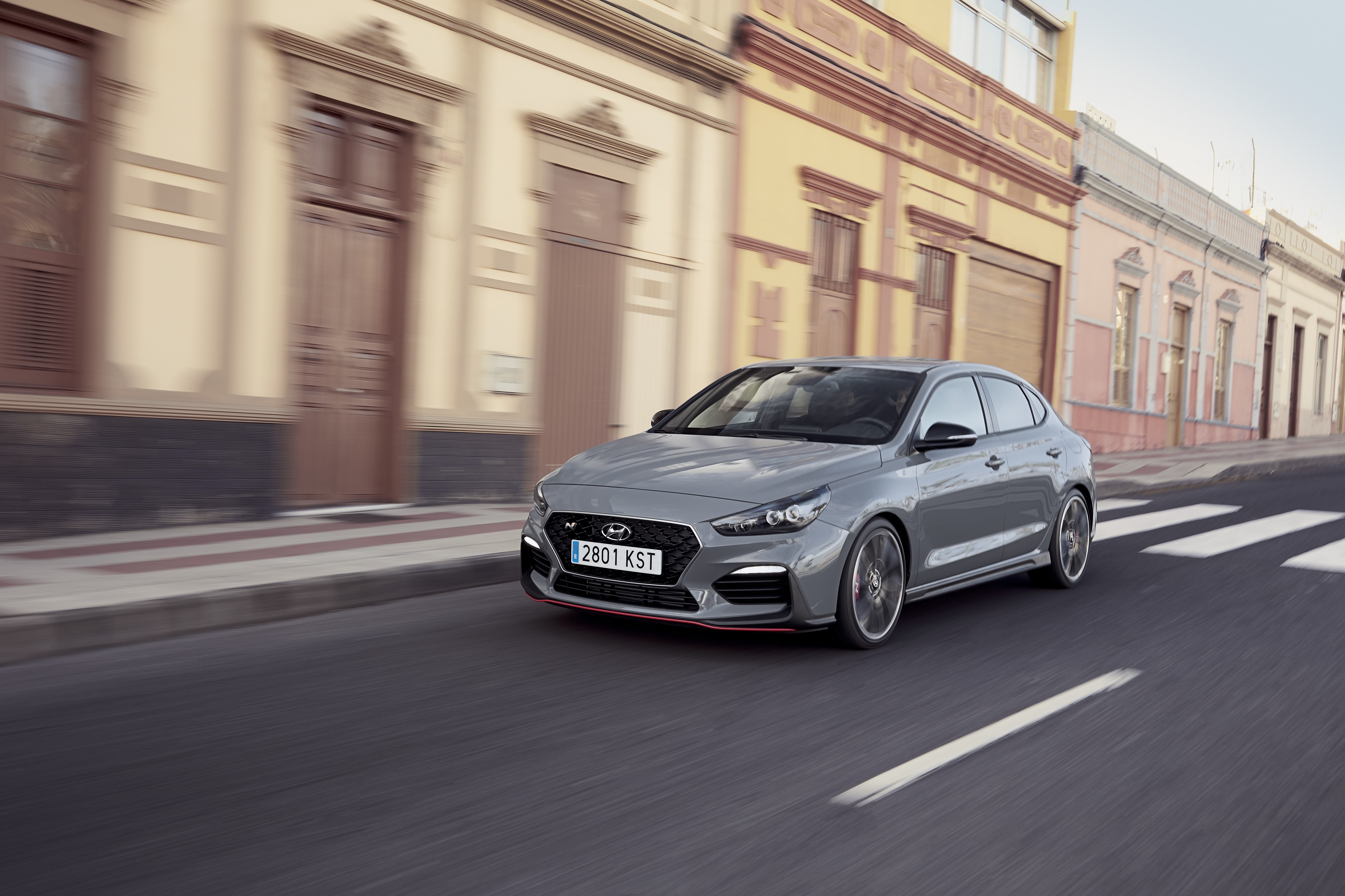Hyundai i30 N Fastback capturado en un entorno urbano, acentuando su elegancia.