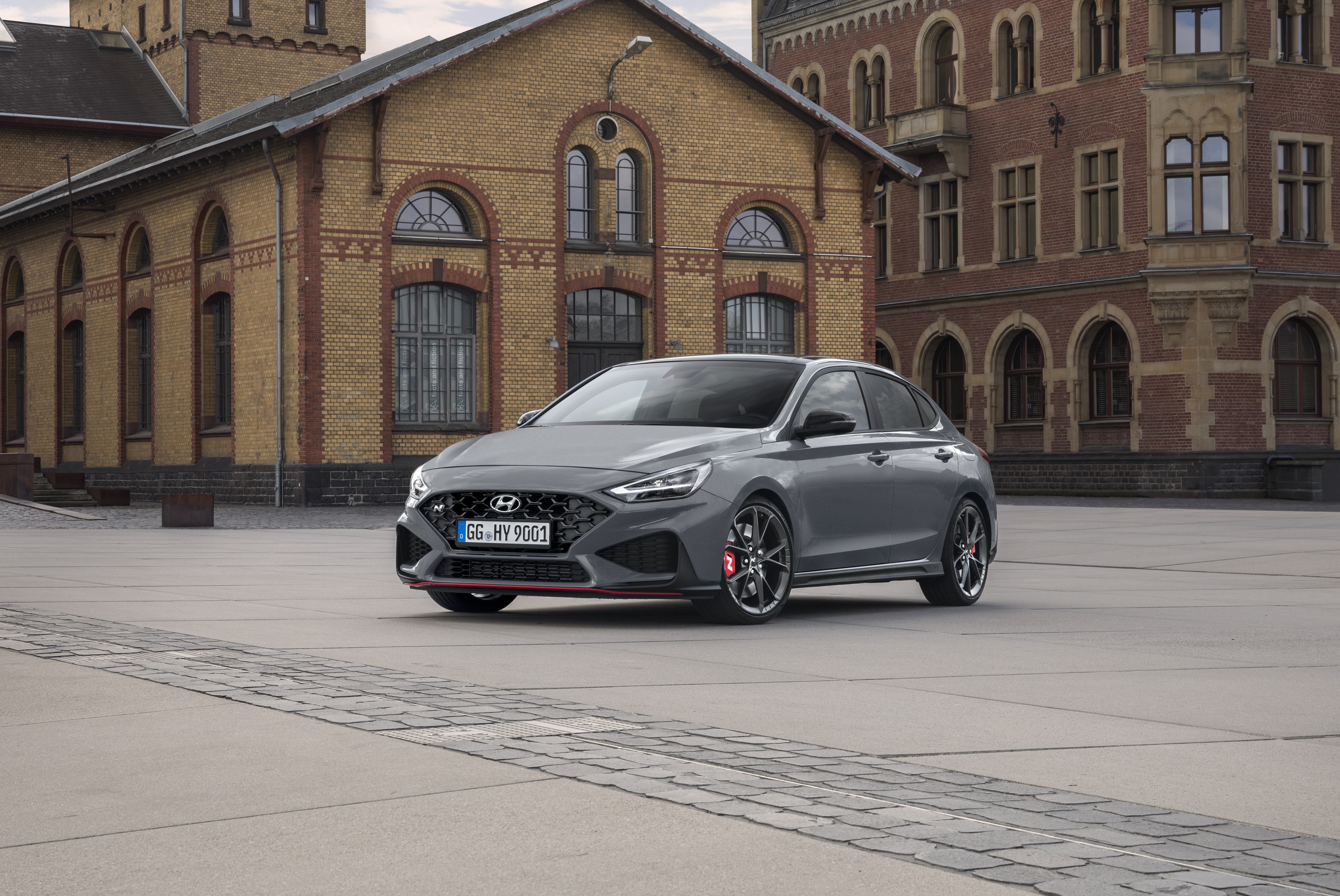 Ángulo delantero del i30 N Fastback mostrando su agresiva parrilla