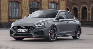 Vista frontal y lateral del Hyundai i30 N Fastback. Vista frontal y lateral del Hyundai i30 N Fastback.