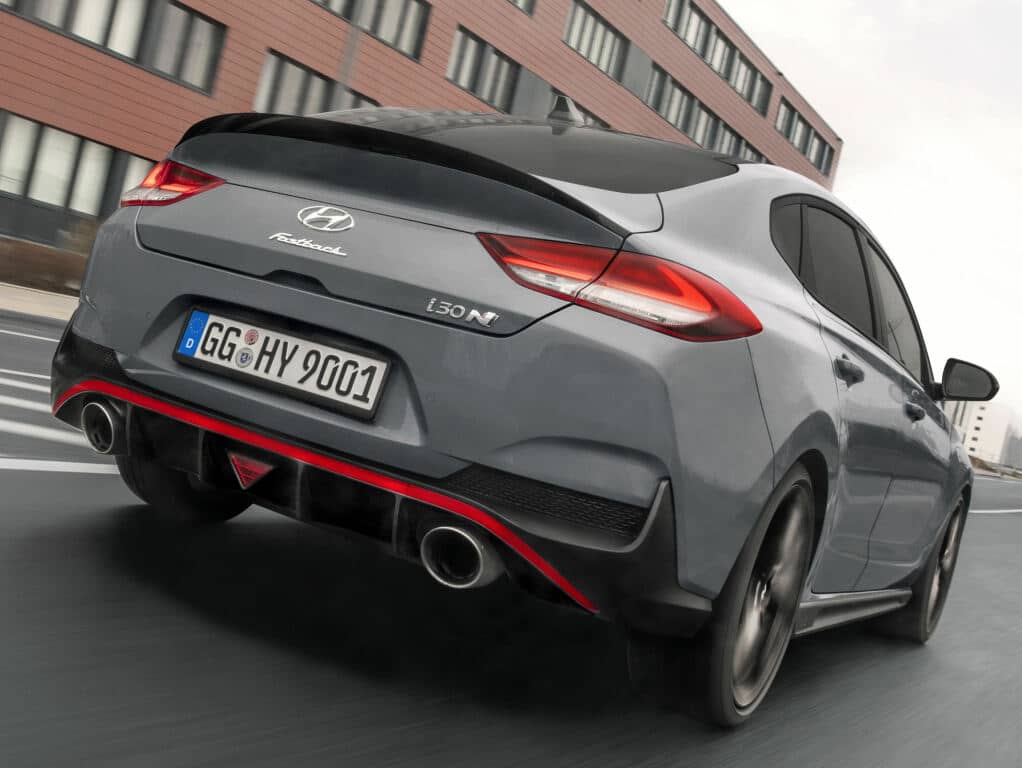 Ángulo dinámico destacando la parte trasera del i30 N Fastback.