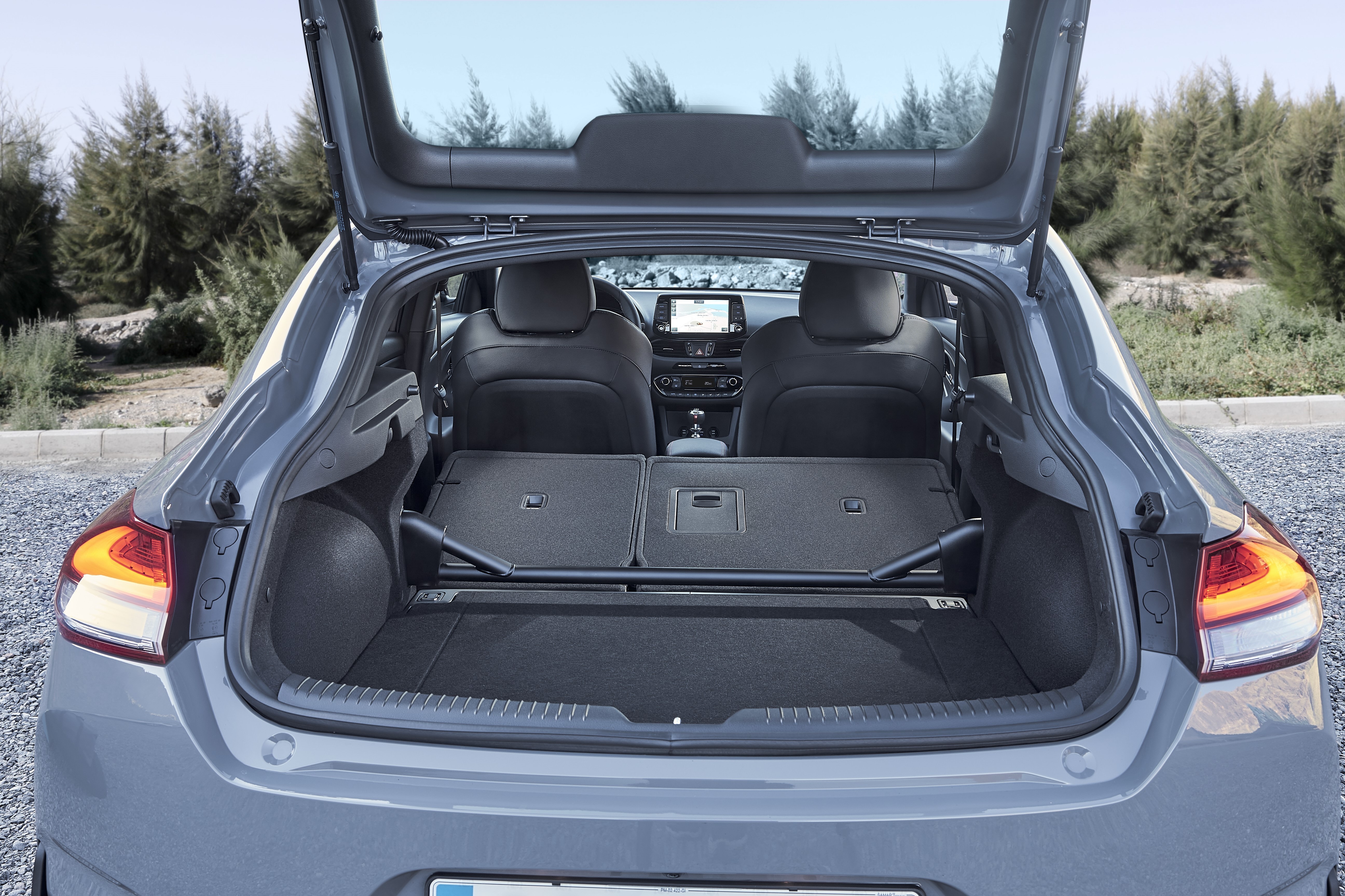 Amplio espacio de maletero del Hyundai i30 N Fastback con asientos abatidos.