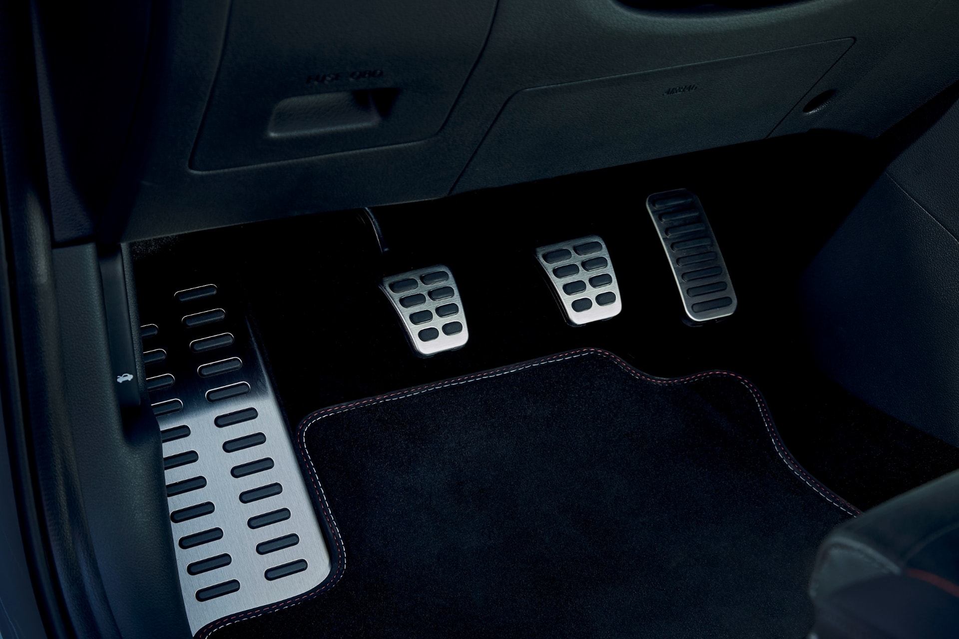 Imagen de los pedales deportivos del Hyundai i30 N Fastback, resaltando su enfoque de alto rendimiento.