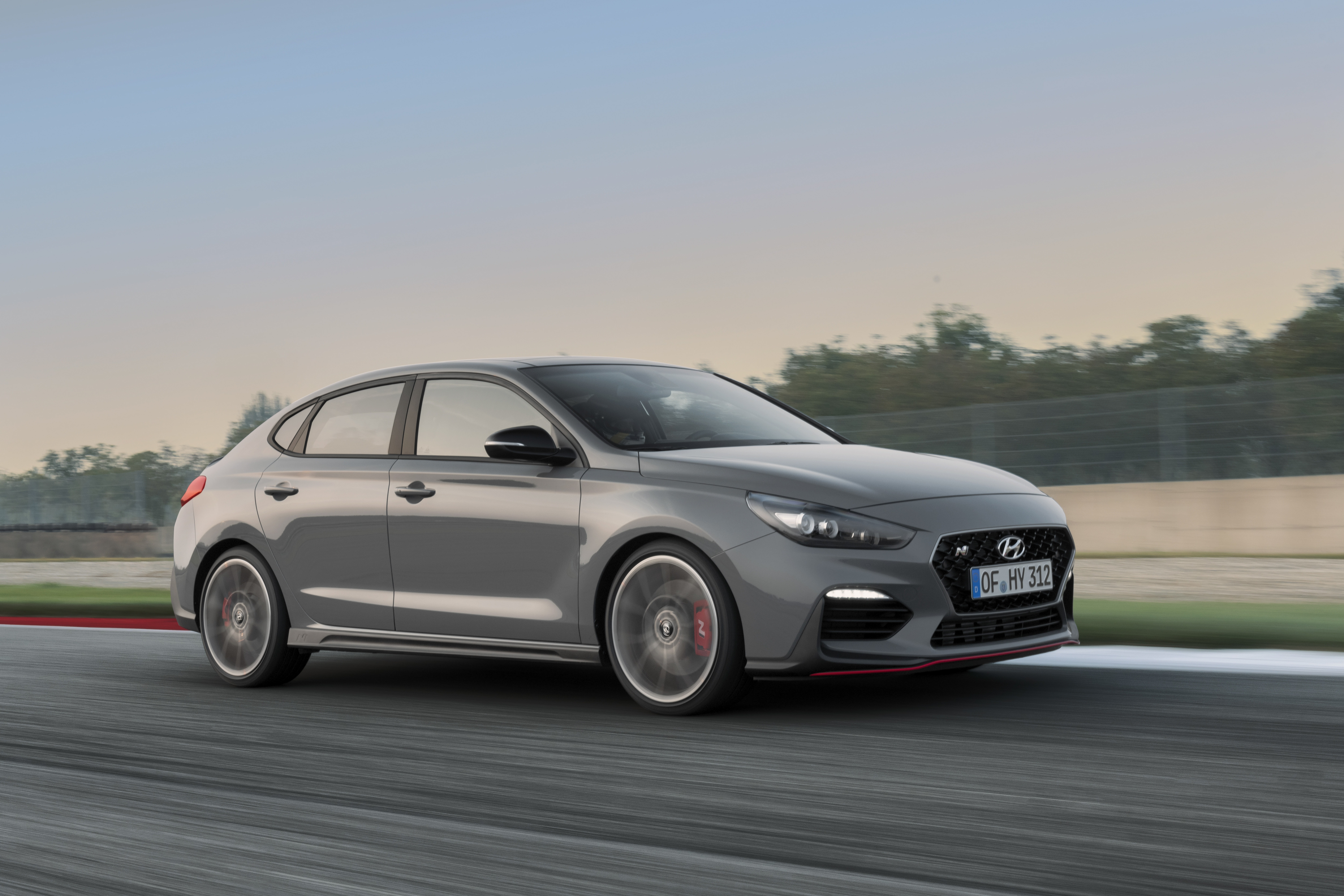 Hyundai i30 N Fastback en un circuito, destacando su perfil lateral deportivo.