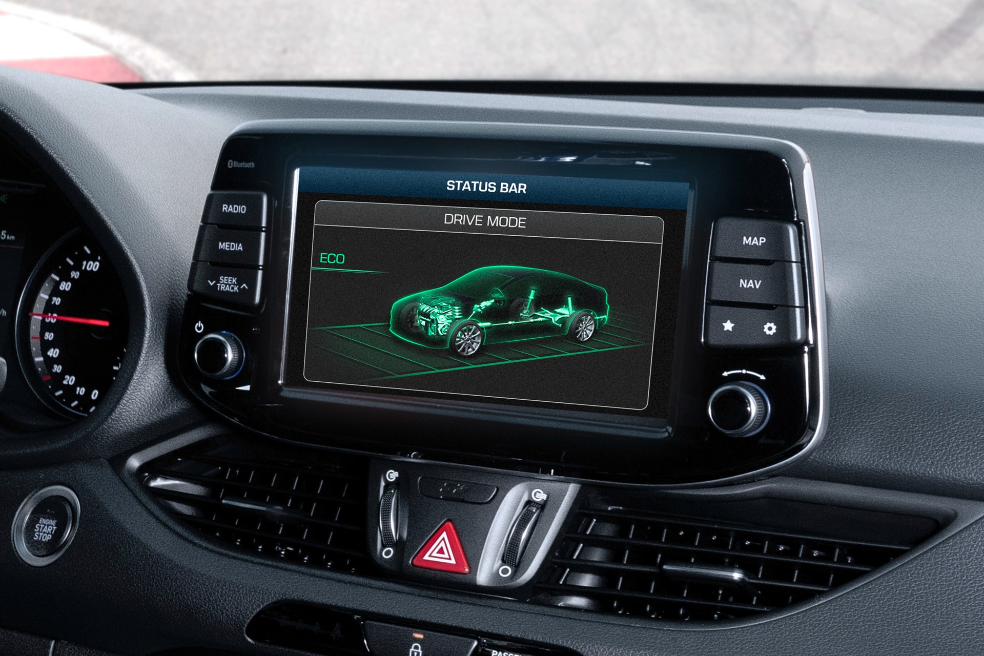 Pantalla del sistema de infotainment con visualización del estado del vehículo.