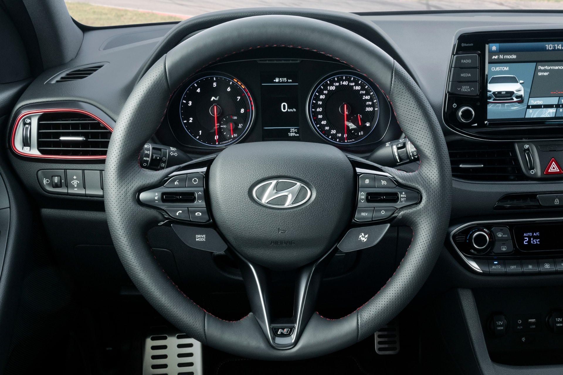 Volante deportivo N con controles multifunción del Hyundai i30 N Fastback.