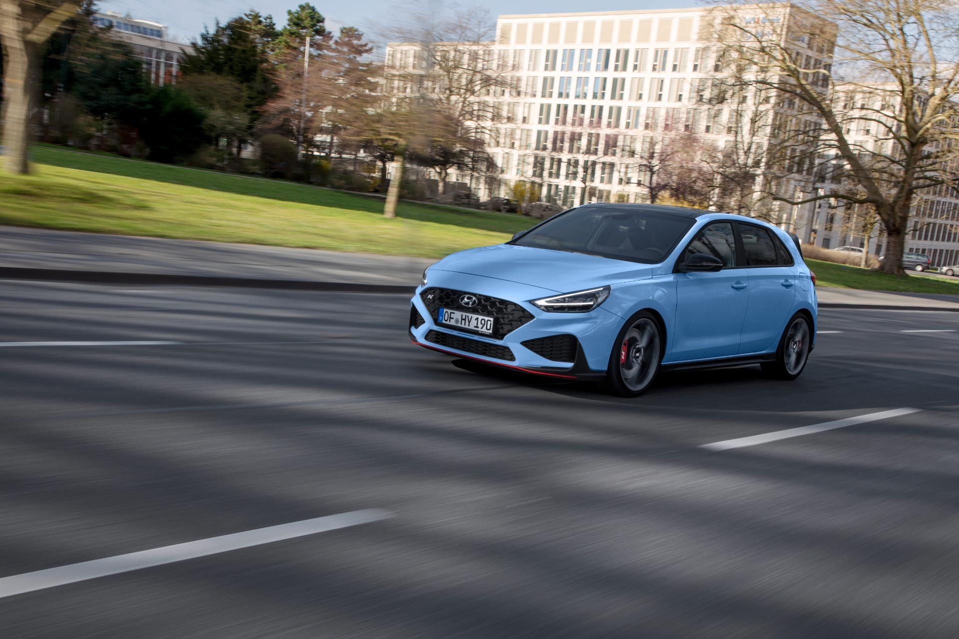 Elegancia y deportividad, el Hyundai i30 N en un adelantamiento urbano