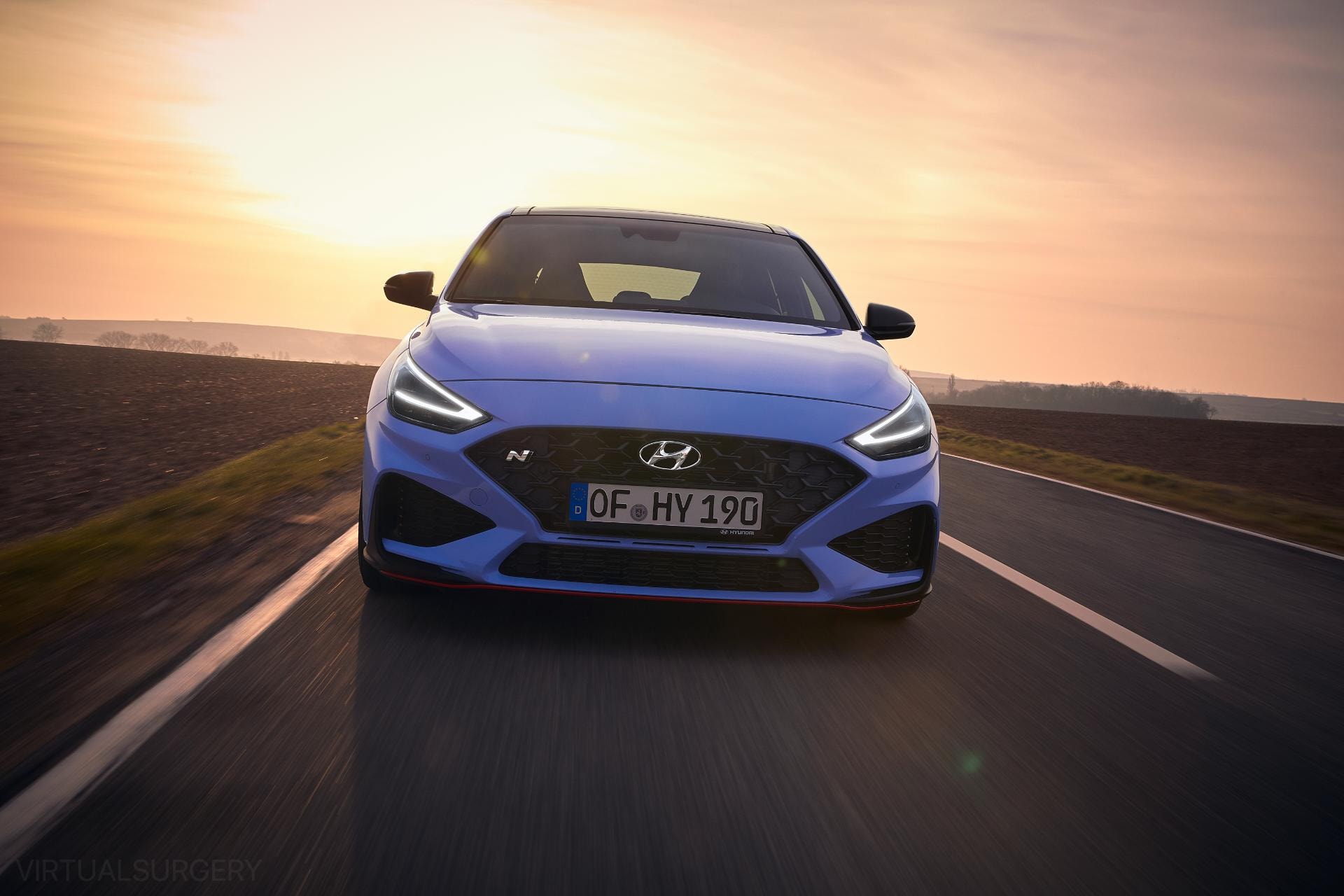 Vista frontal del Hyundai i30 N capturada al amanecer.
