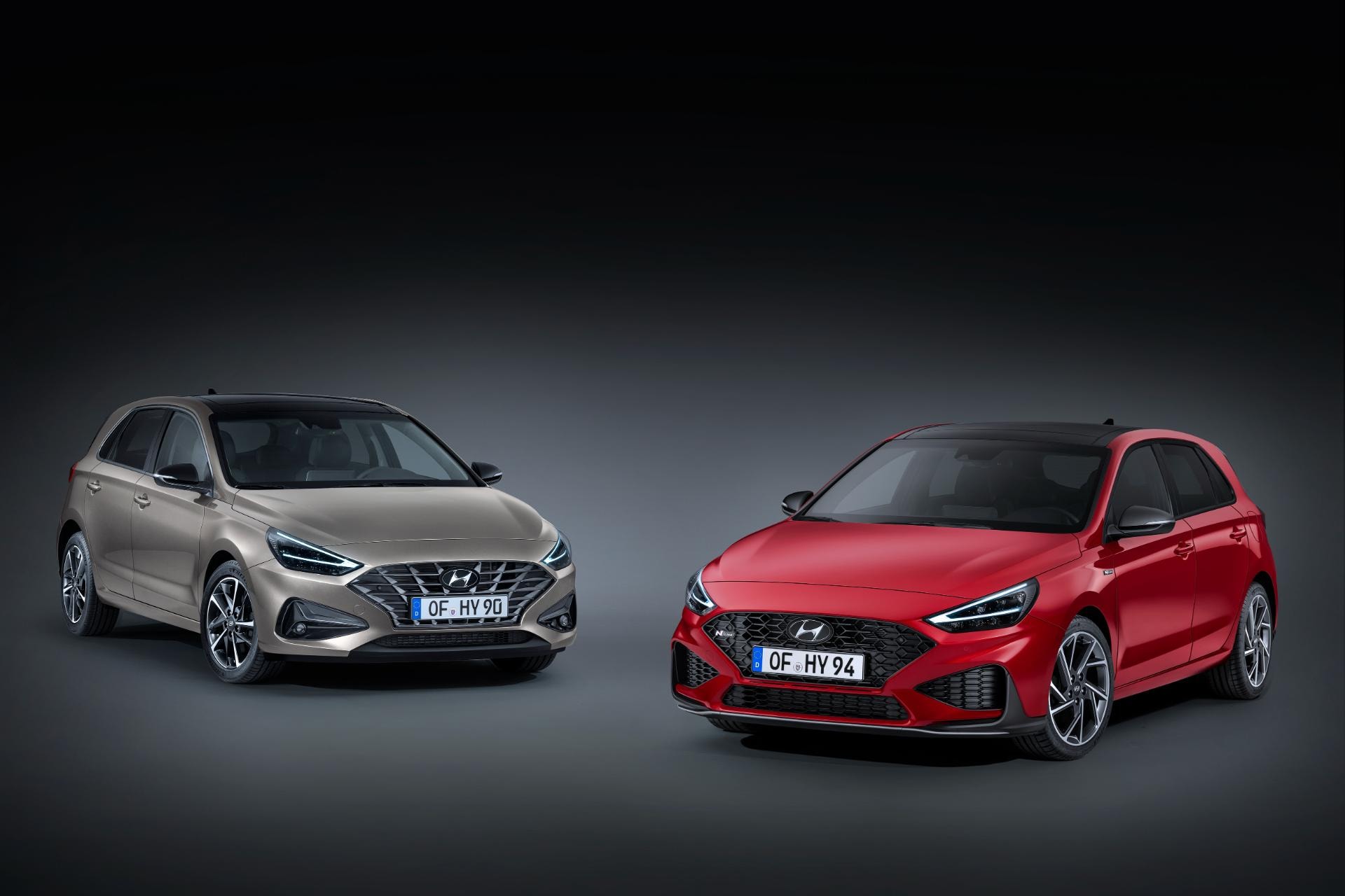 Comparativa entre Hyundai i30 regular e i30 N, evidenciando diferencias estéticas.