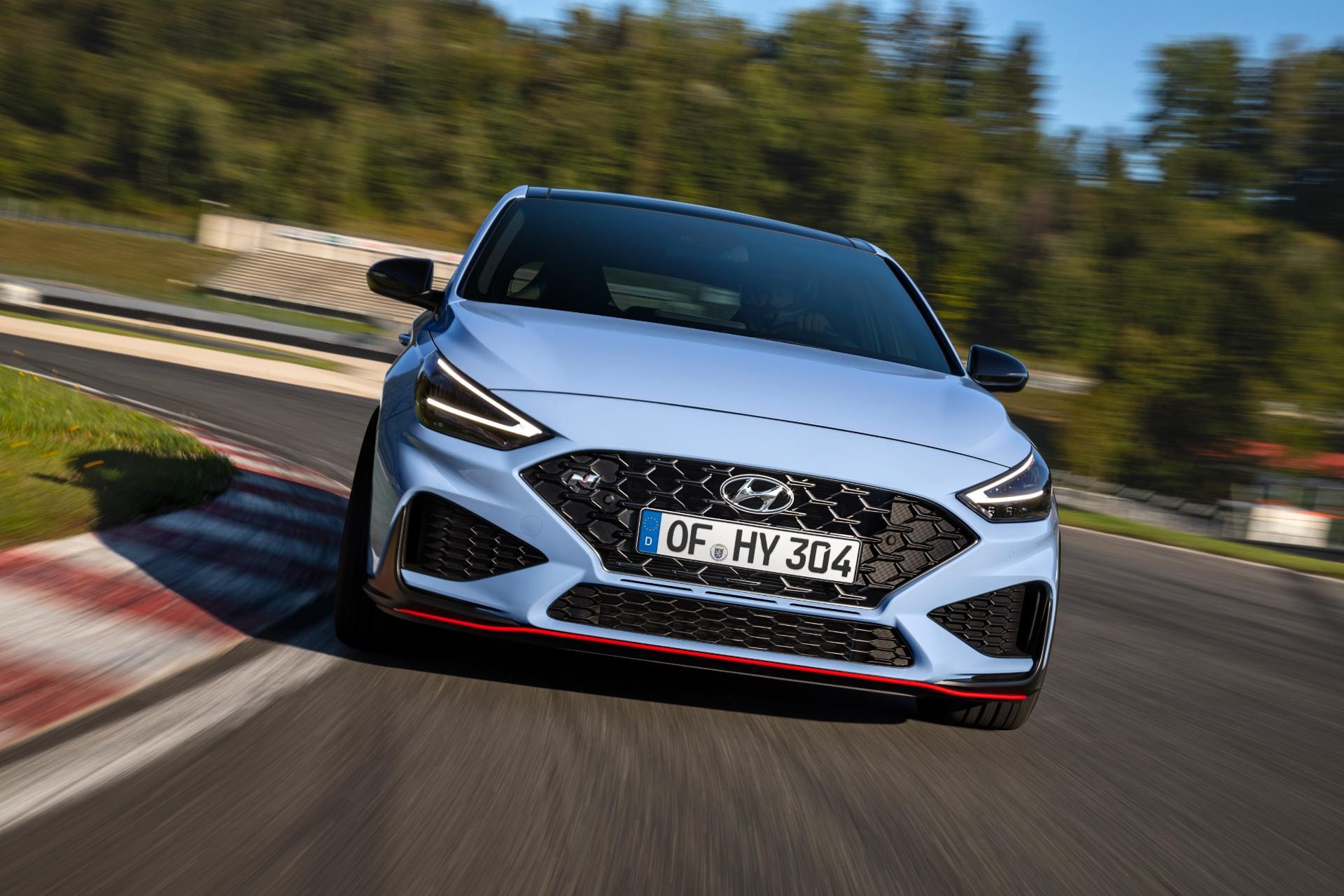El Hyundai i30 N afrontando una curva, diseño y rendimiento en sintonía