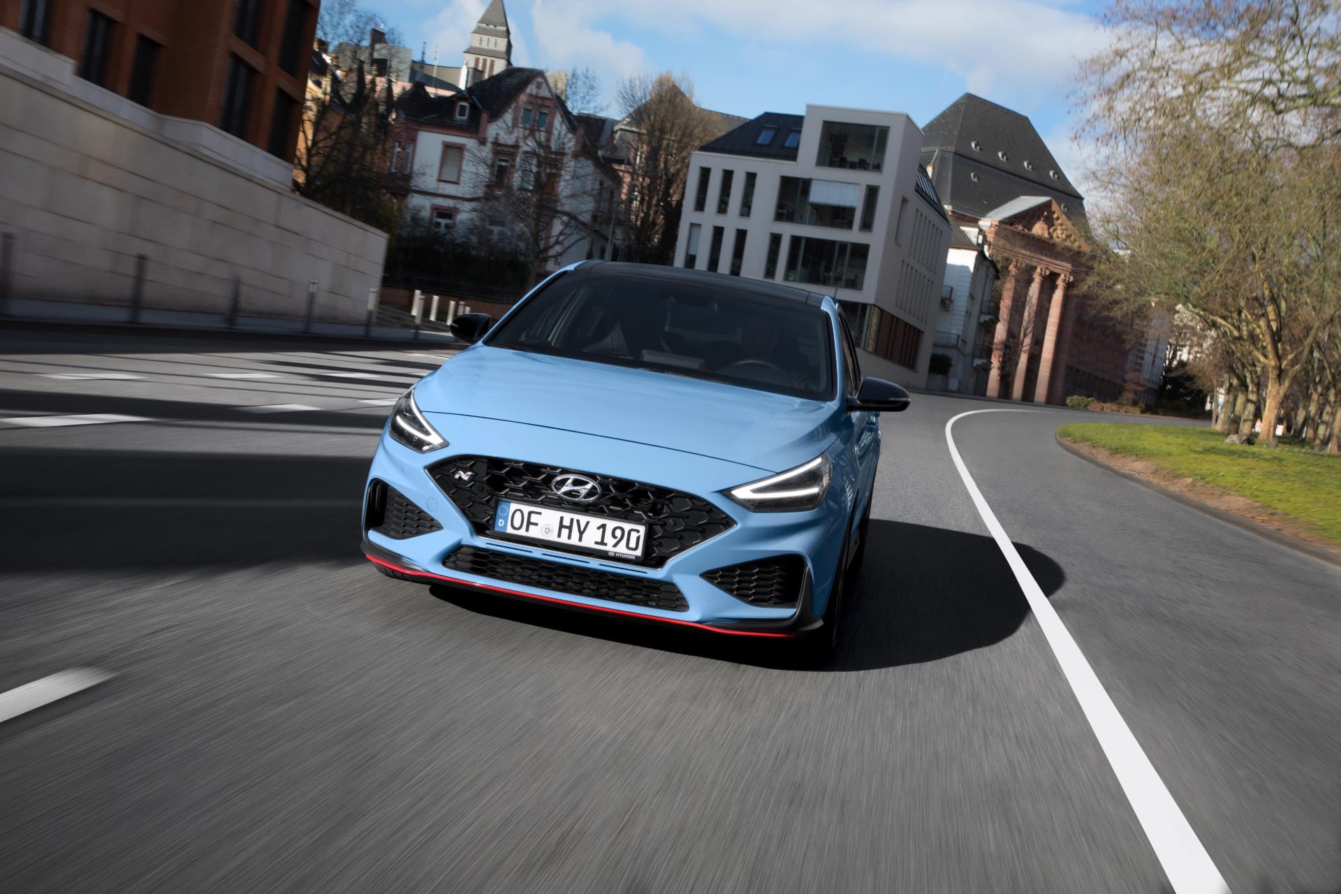 Vista frontal del i30 N en movimiento por la ciudad, agresividad y estilo