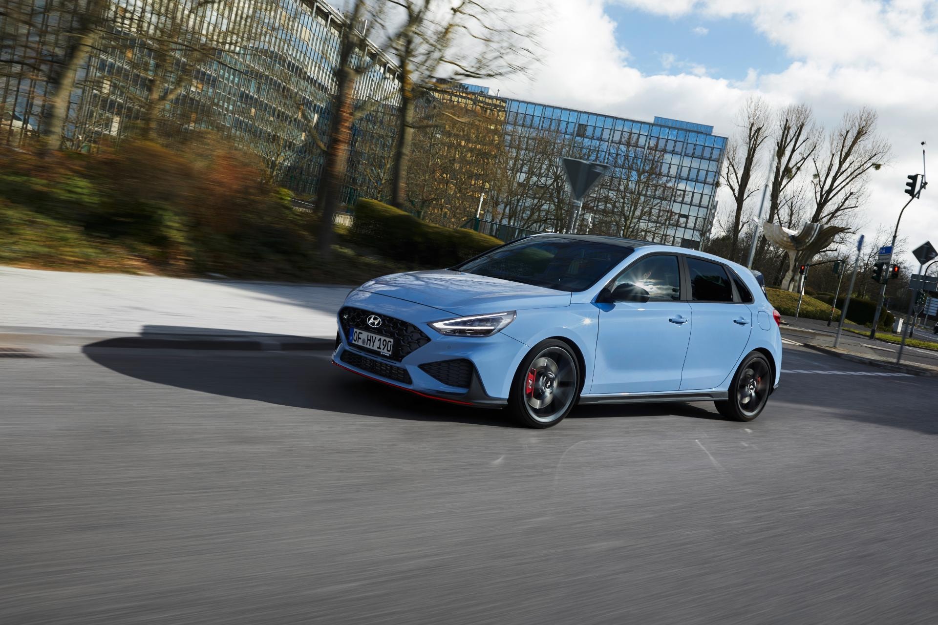 Toma dinámica lateral del Hyundai i30 N, resaltando su aerodinámica y líneas.