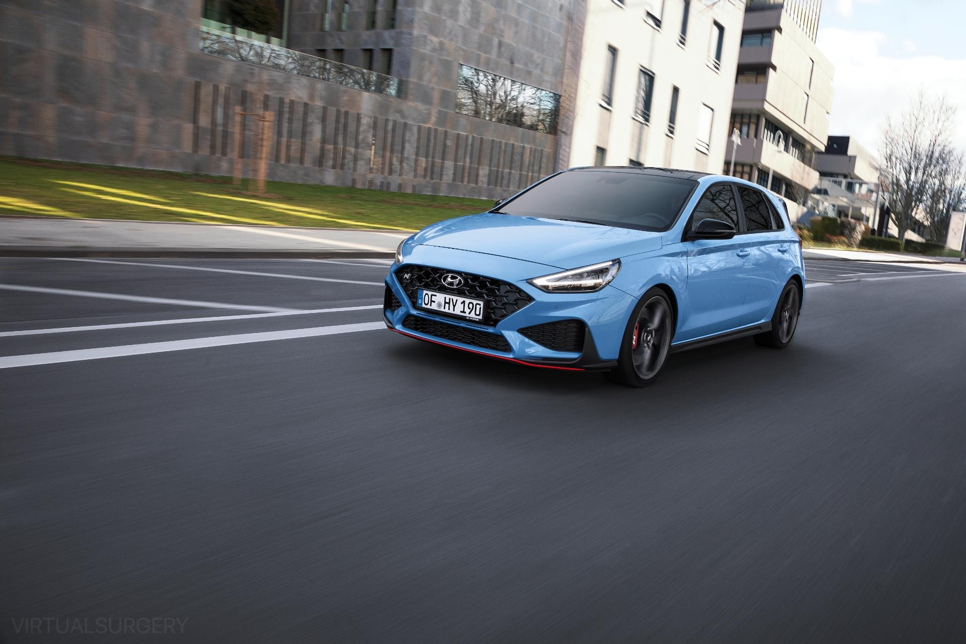 Hyundai i30 N en movimiento mostrando su lado y frontal.