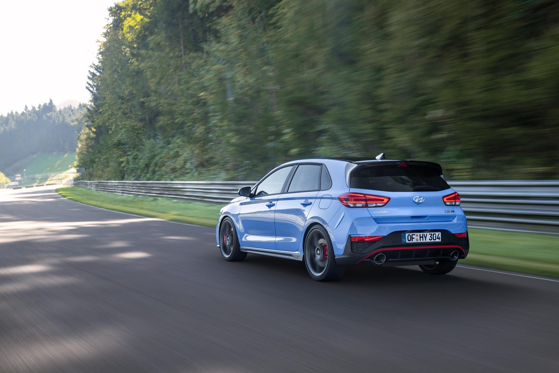 Hyundai i30 N en acción, mostrando su dinámica y línea trasera