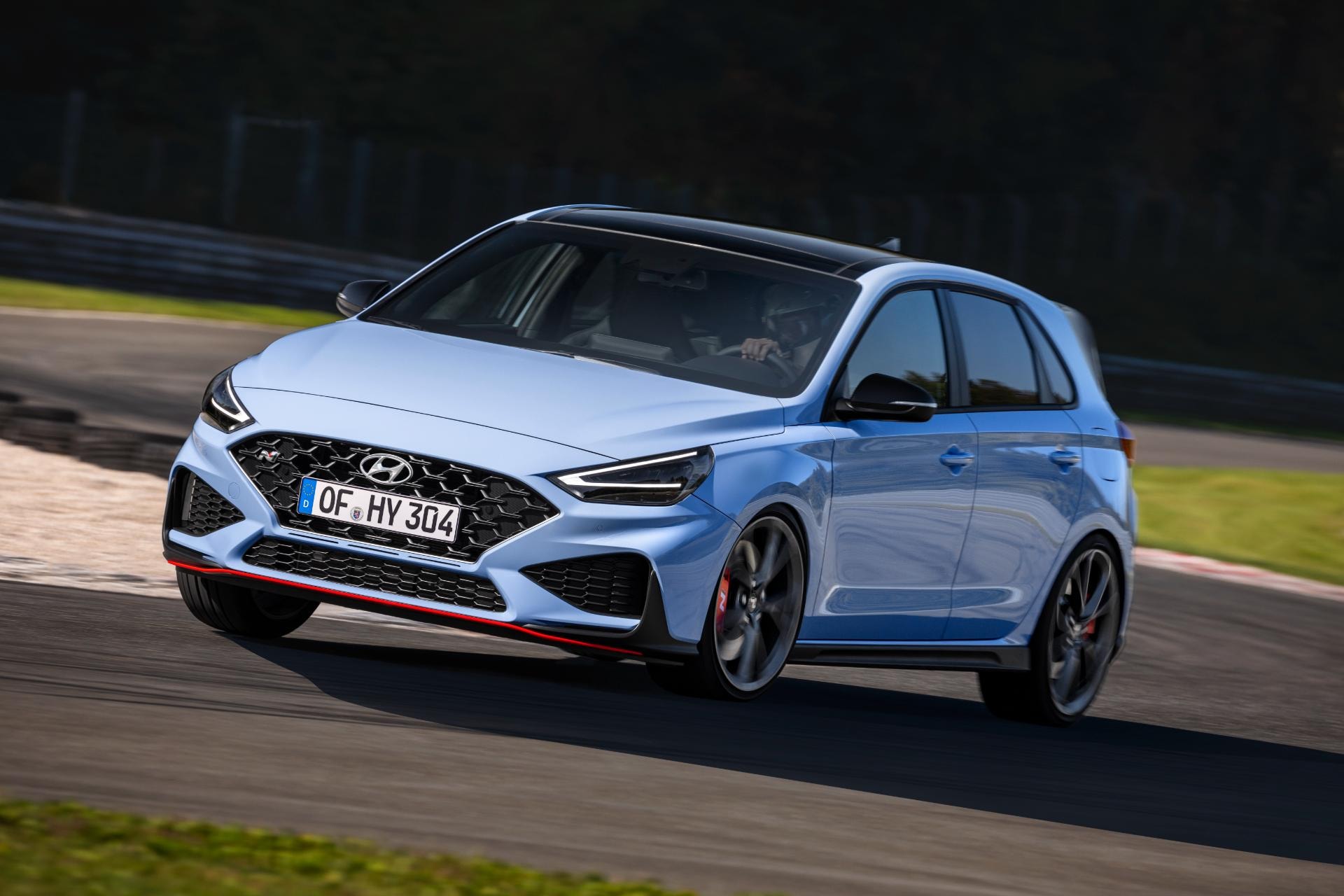 Perfil del Hyundai i30 N rodando en un circuito, subrayando su carácter deportivo.