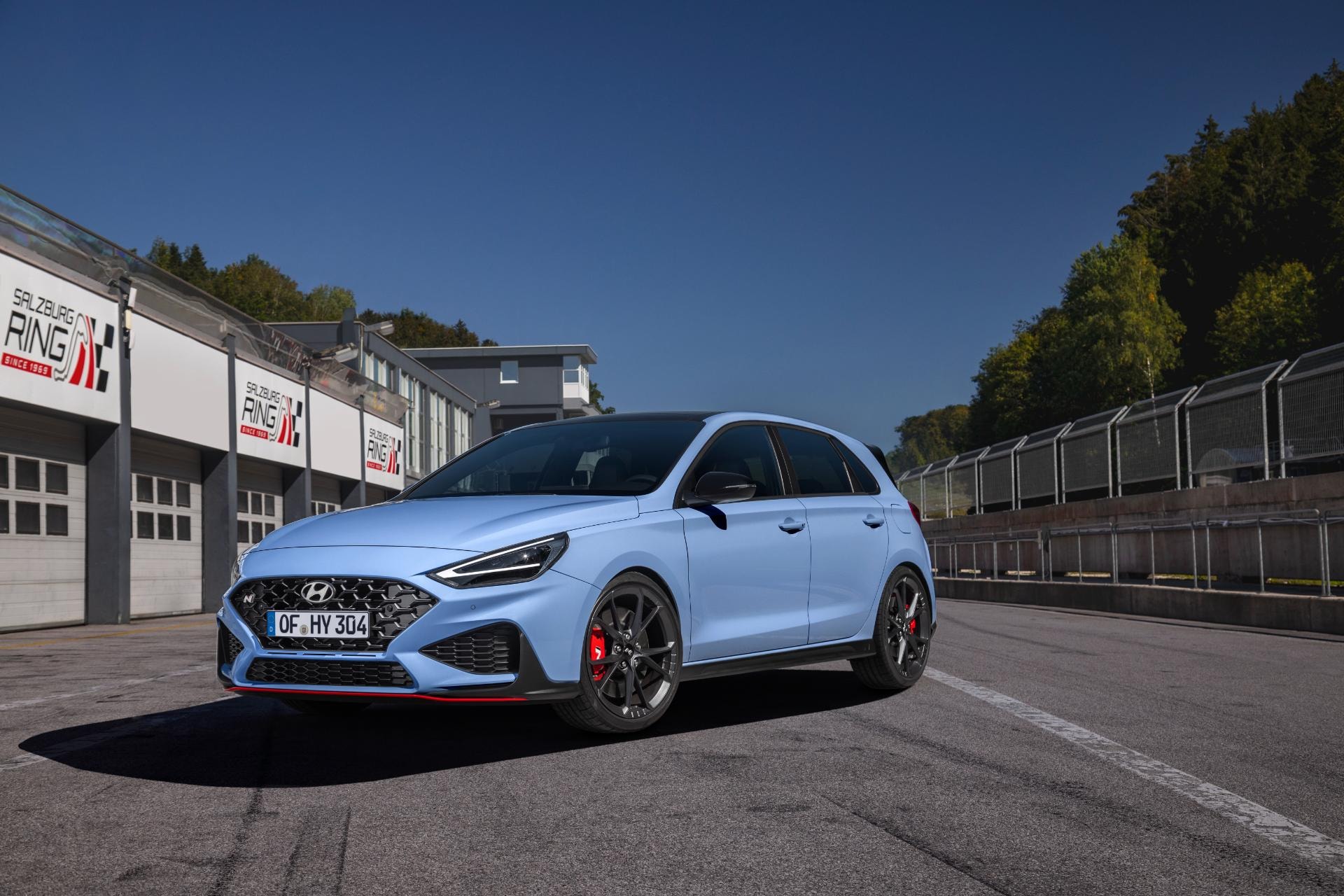 Hyundai i30 N estacionado, mostrando un ángulo que revela la agresividad de su diseño.