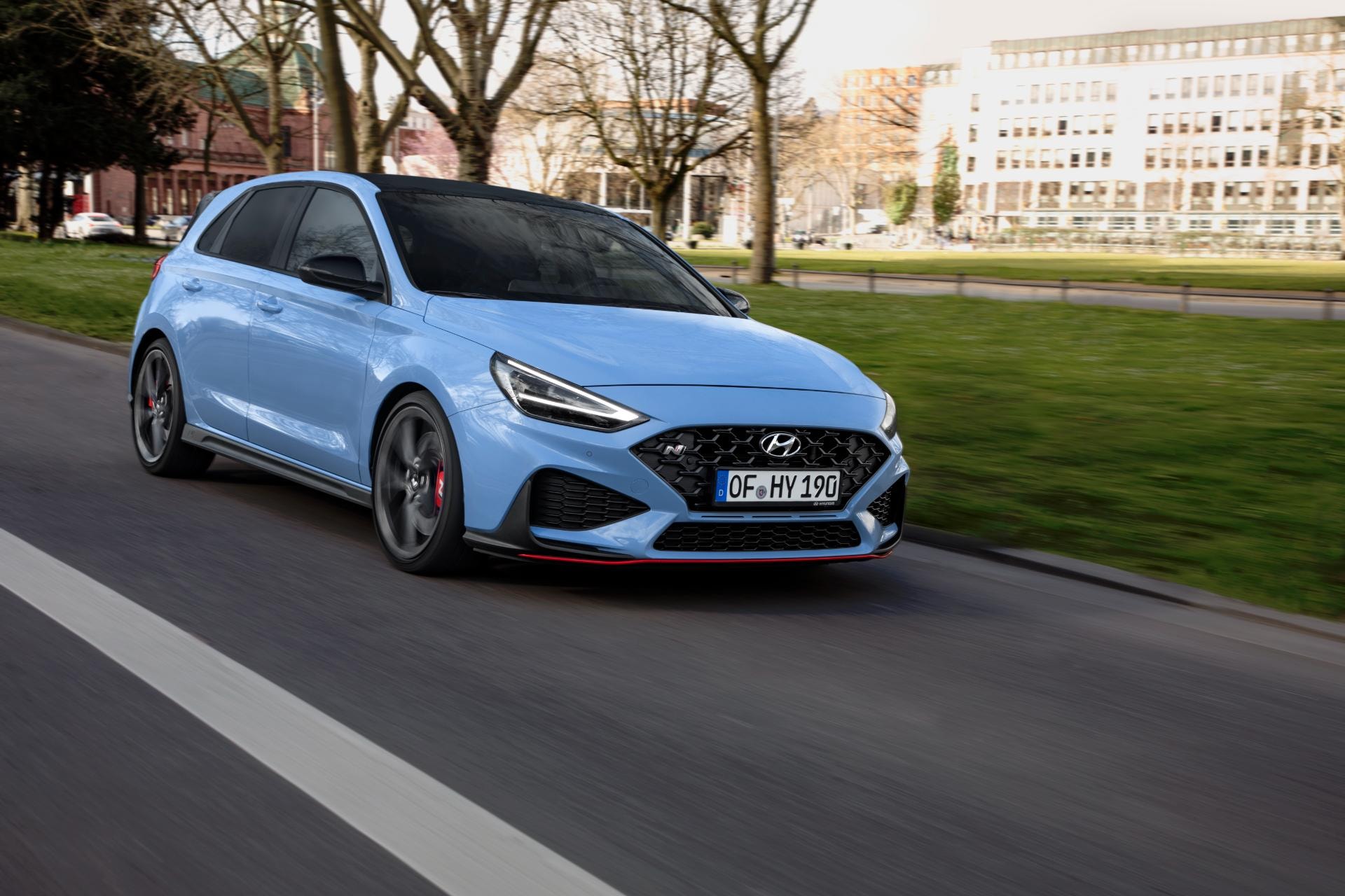 Imagen dinámica del Hyundai i30 N destacando su diseño frontal y lateral.