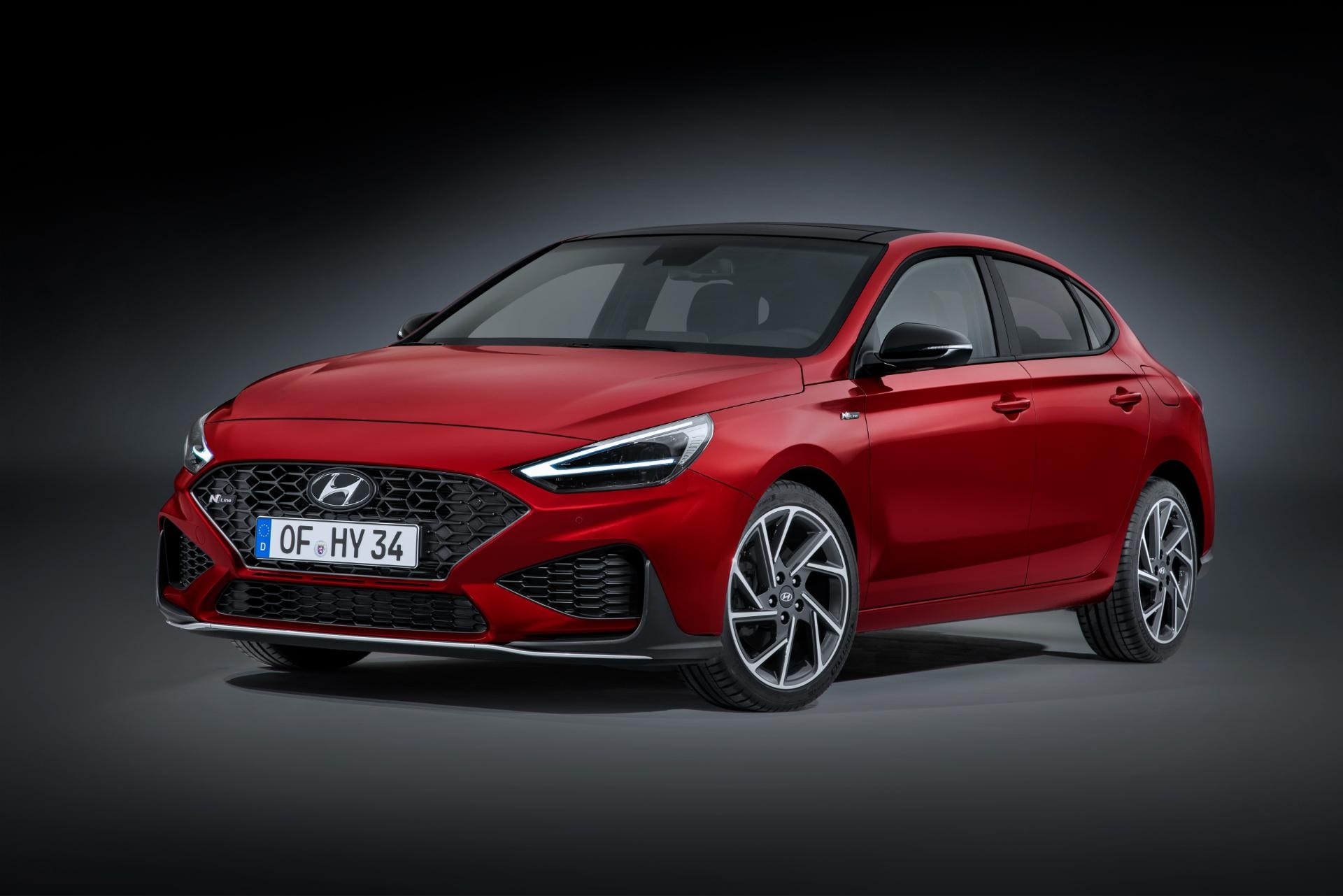 Fachada del Hyundai i30 N en rojo que muestra sus detalles deportivos.