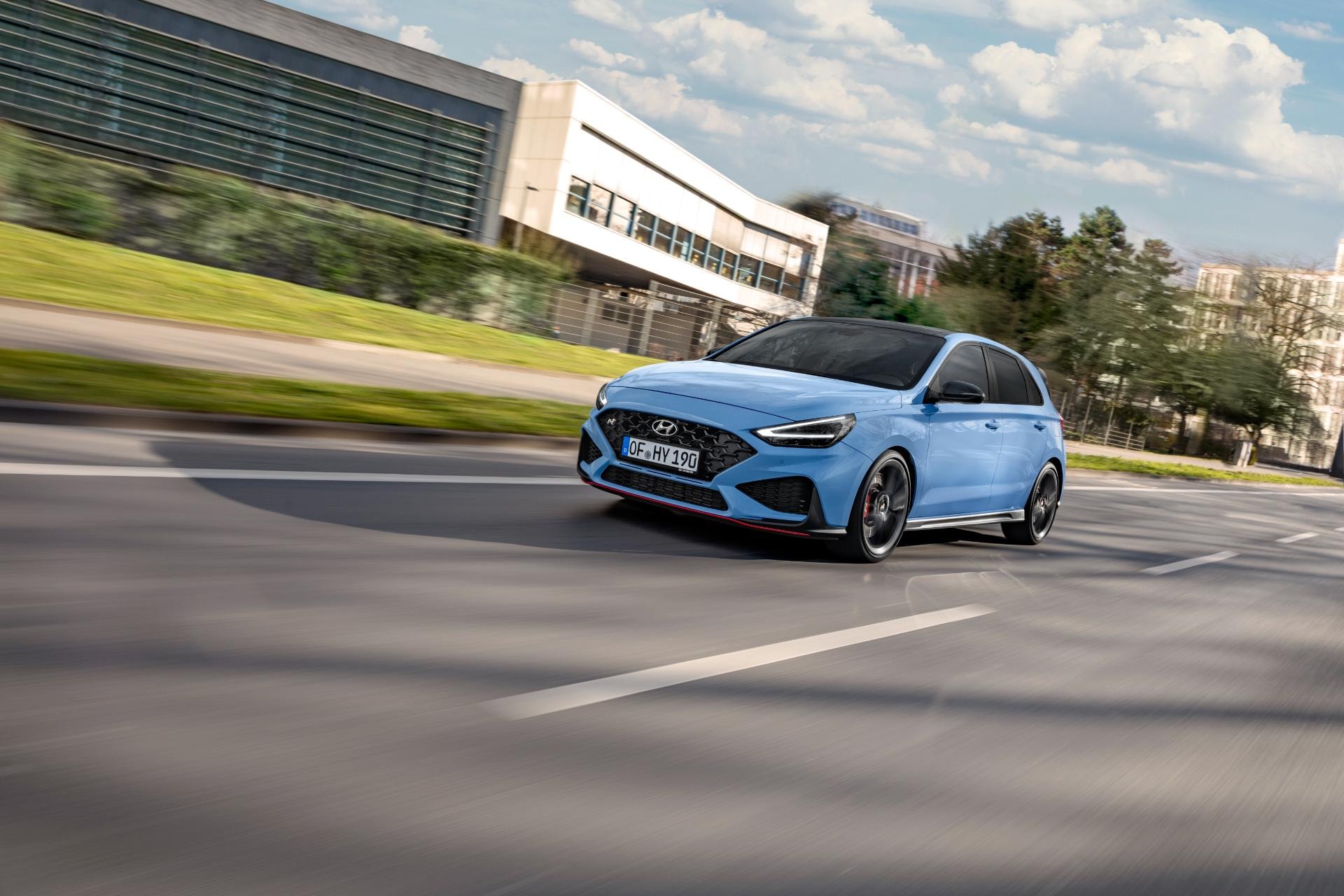 Vista dinámica del i30 N, línea lateral y frontal en pleno giro