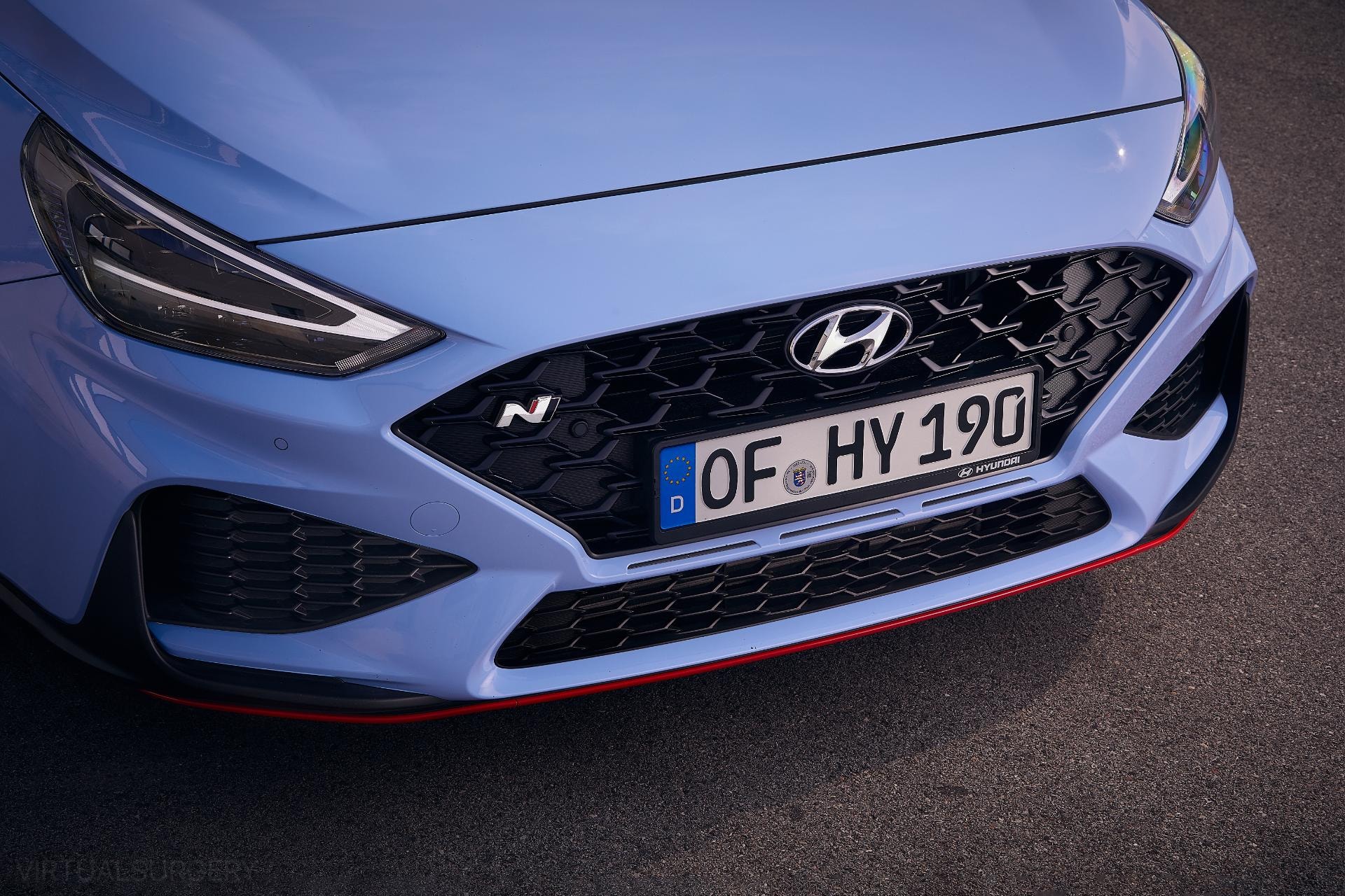 Detalle de la parrilla frontal con la insignia 'N', distintivo de la versión deportiva.