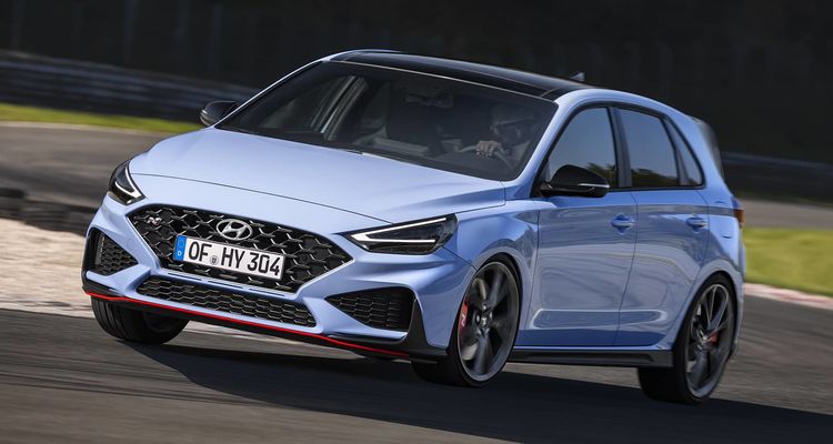 Vista dinámica del Hyundai i30 N en movimiento, mostrando su lado más deportivo.