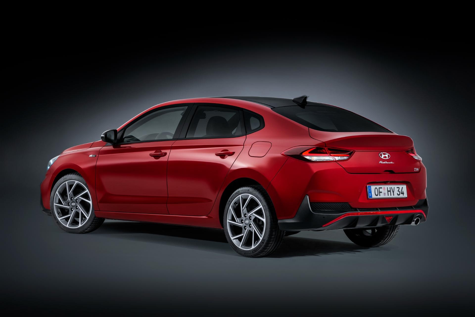 Trasera del Hyundai i30 N en rojo, con un diseño de escape doble.