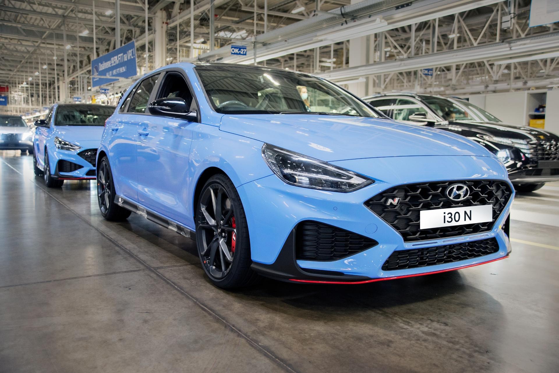 Imagen del Hyundai i30 N en línea de ensamblaje, destacando su diseño frontal.