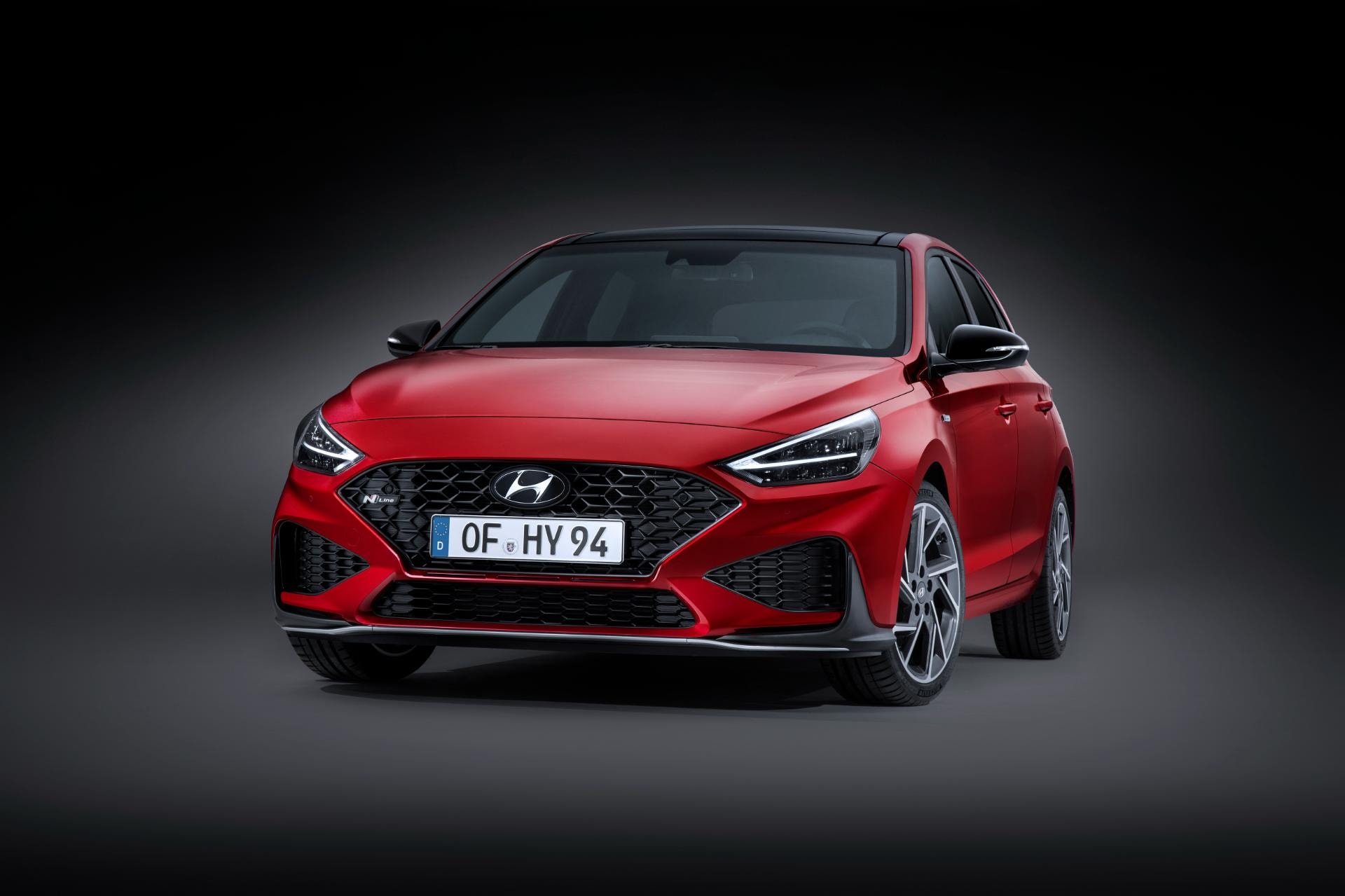 Imagen frontal del Hyundai i30 N resaltando su parrilla agresiva.
