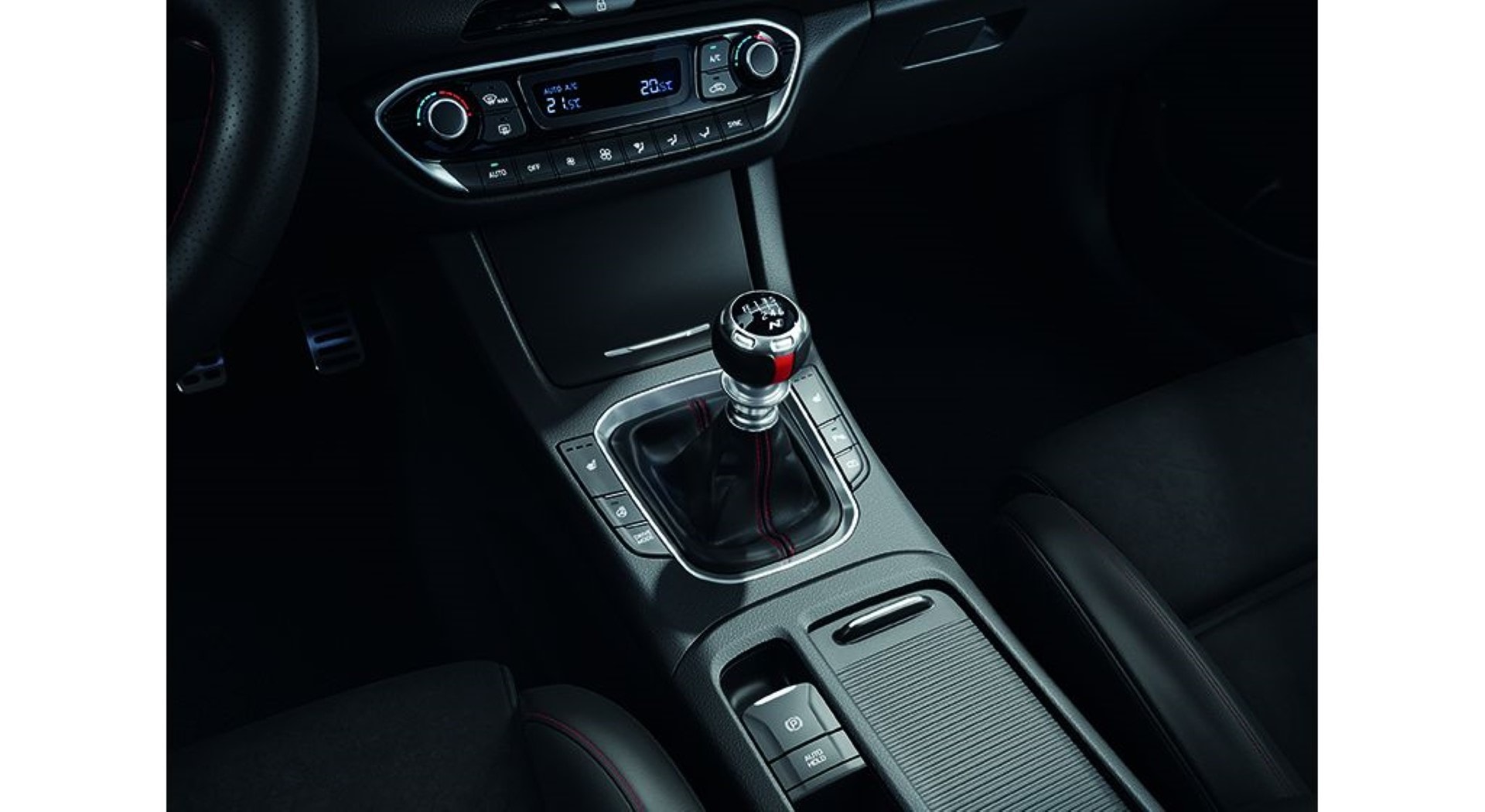 Detalle de la consola central del Hyundai i30, con especial atención al cambio de marchas manual.