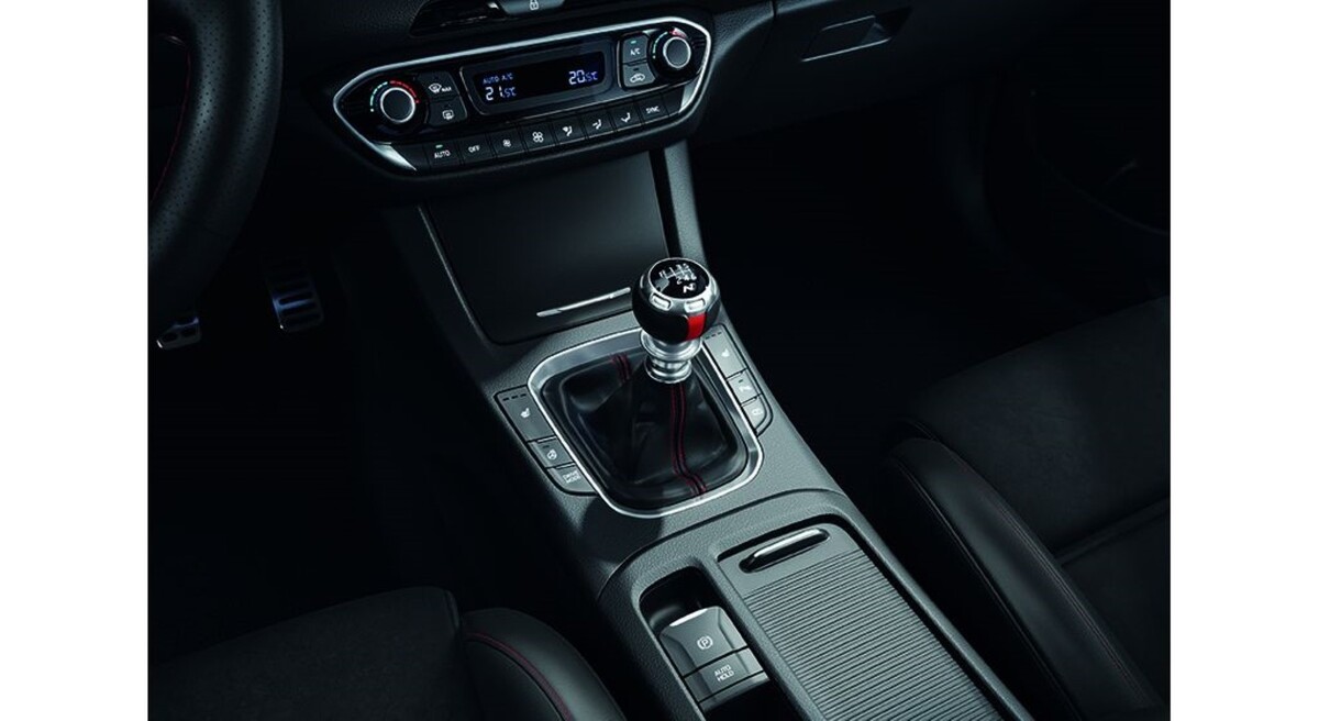 Detalle de la consola central del Hyundai i30, con especial atención al cambio de marchas manual. Detalle de la consola central del Hyundai i30, con especial atención al cambio de marchas manual.