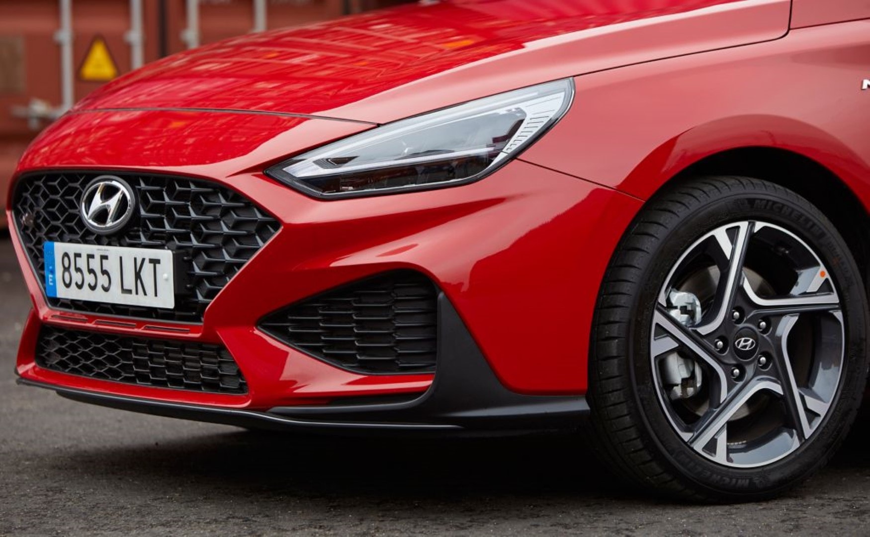 Detalle del faro del Hyundai i30 que muestra la calidad y el diseño de la iluminación.