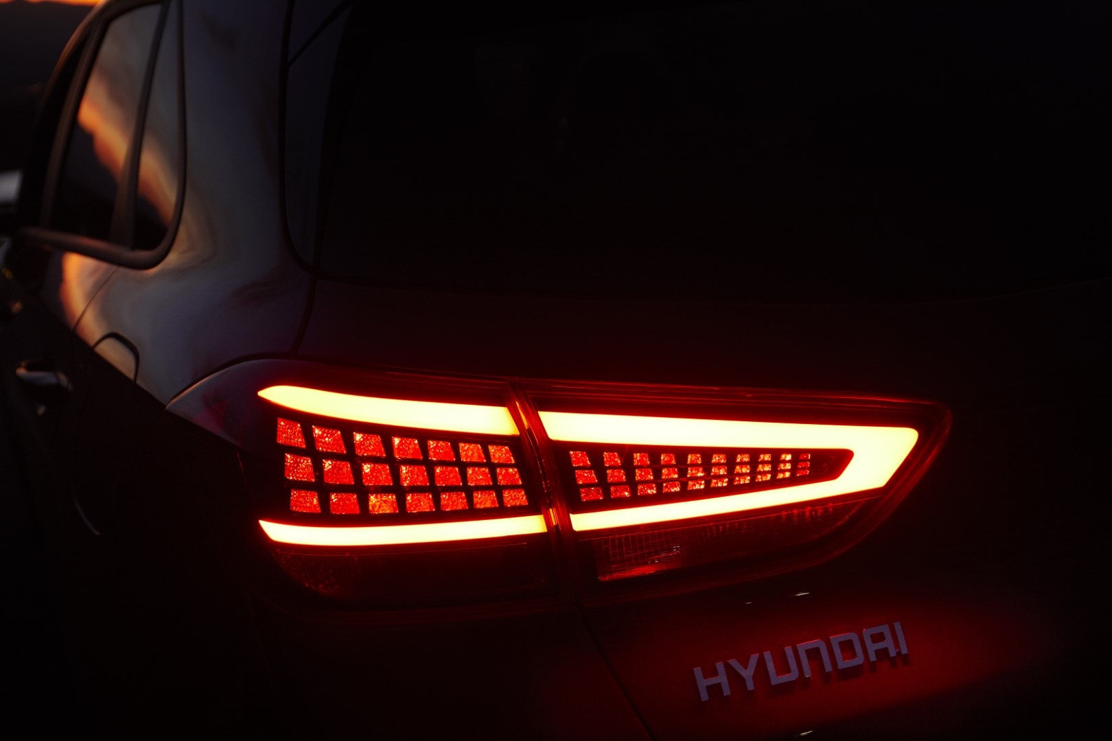 Detalle de la luz trasera LED del Hyundai i30, diseño moderno y distintivo.