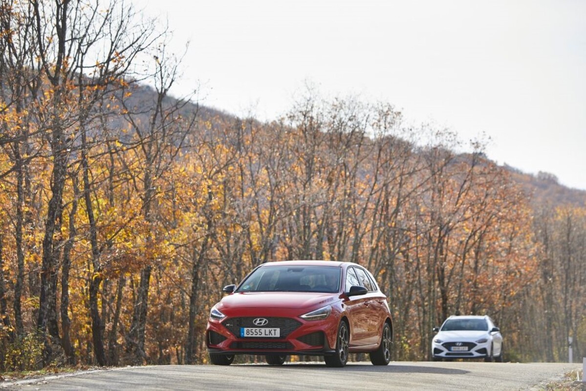 Hyundai i30 en movimiento mostrando su perfil y llantas mientras rodea una curva. Hyundai i30 en movimiento mostrando su perfil y llantas mientras rodea una curva.