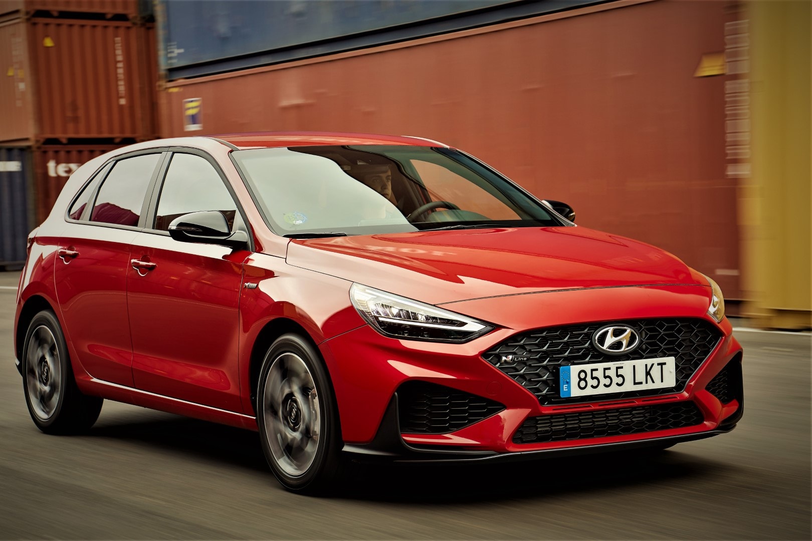 Toma dinámica frontal del Hyundai i30 resaltando su parrilla y faros.