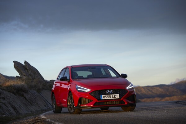 Imagen lateral del Hyundai i30, enfatizando el diseño frontal y faros. Imagen lateral del Hyundai i30, enfatizando el diseño frontal y faros.